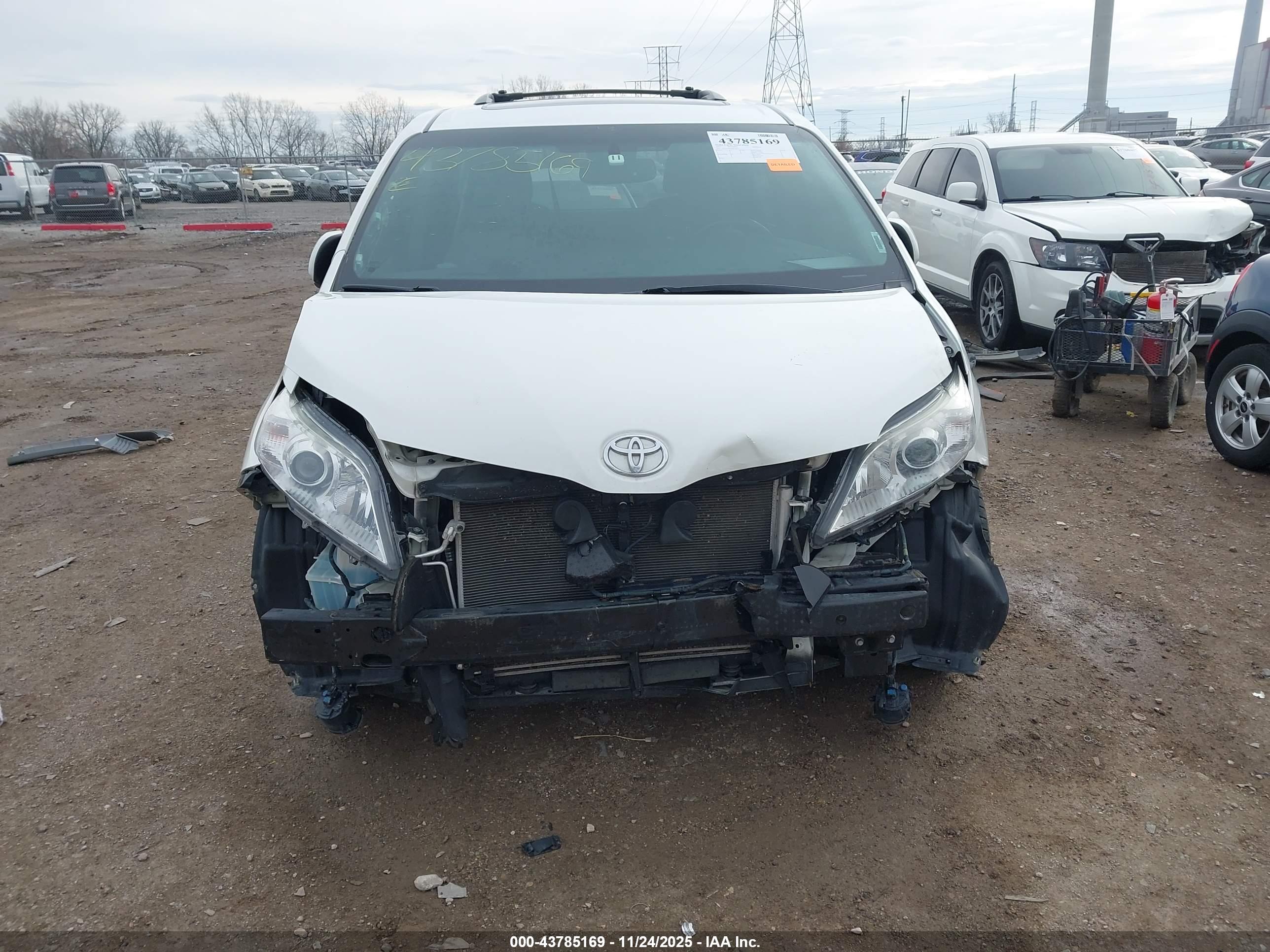 TOYOTA SIENNA image 6