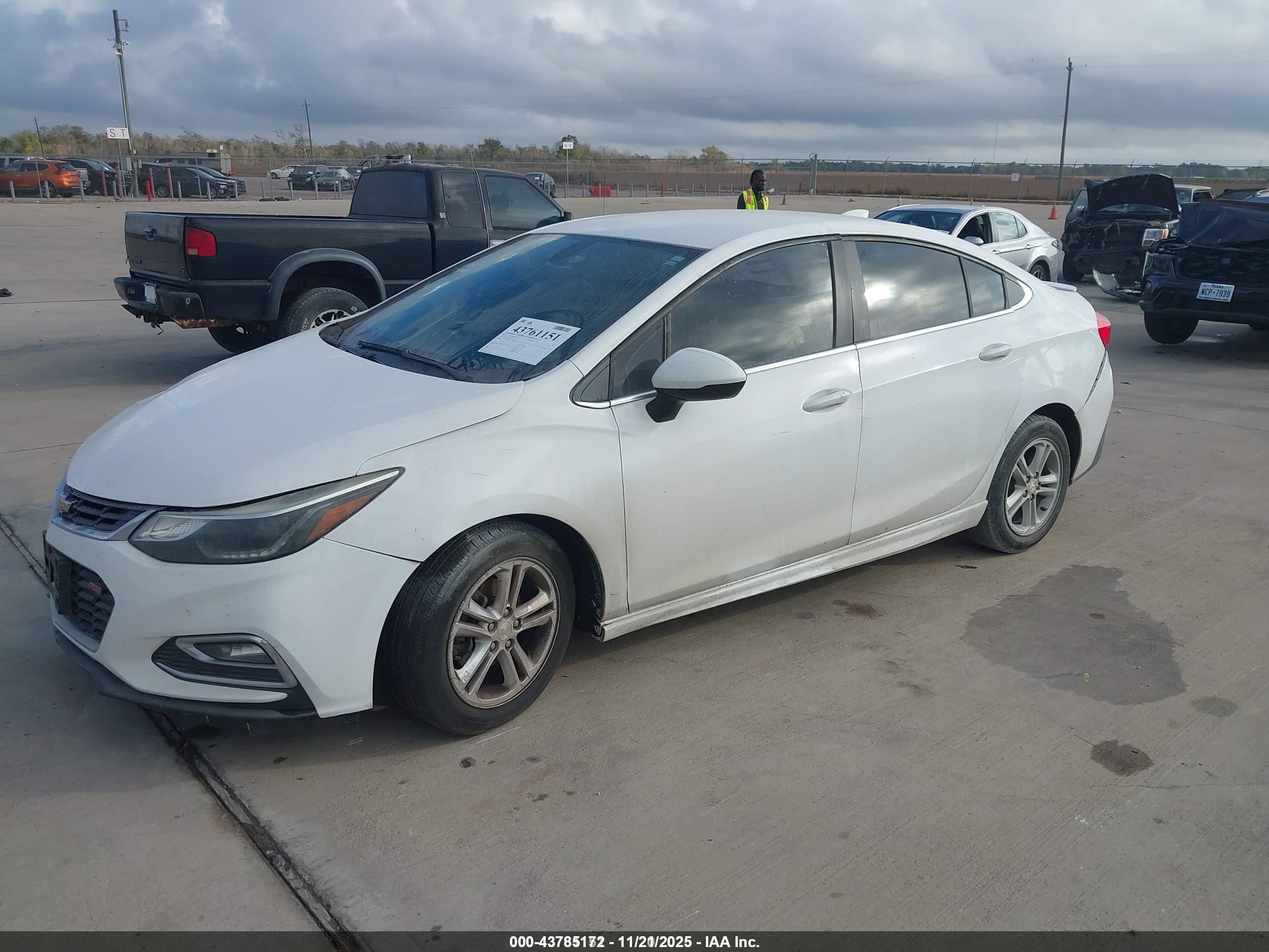 CHEVROLET CRUZE image 2