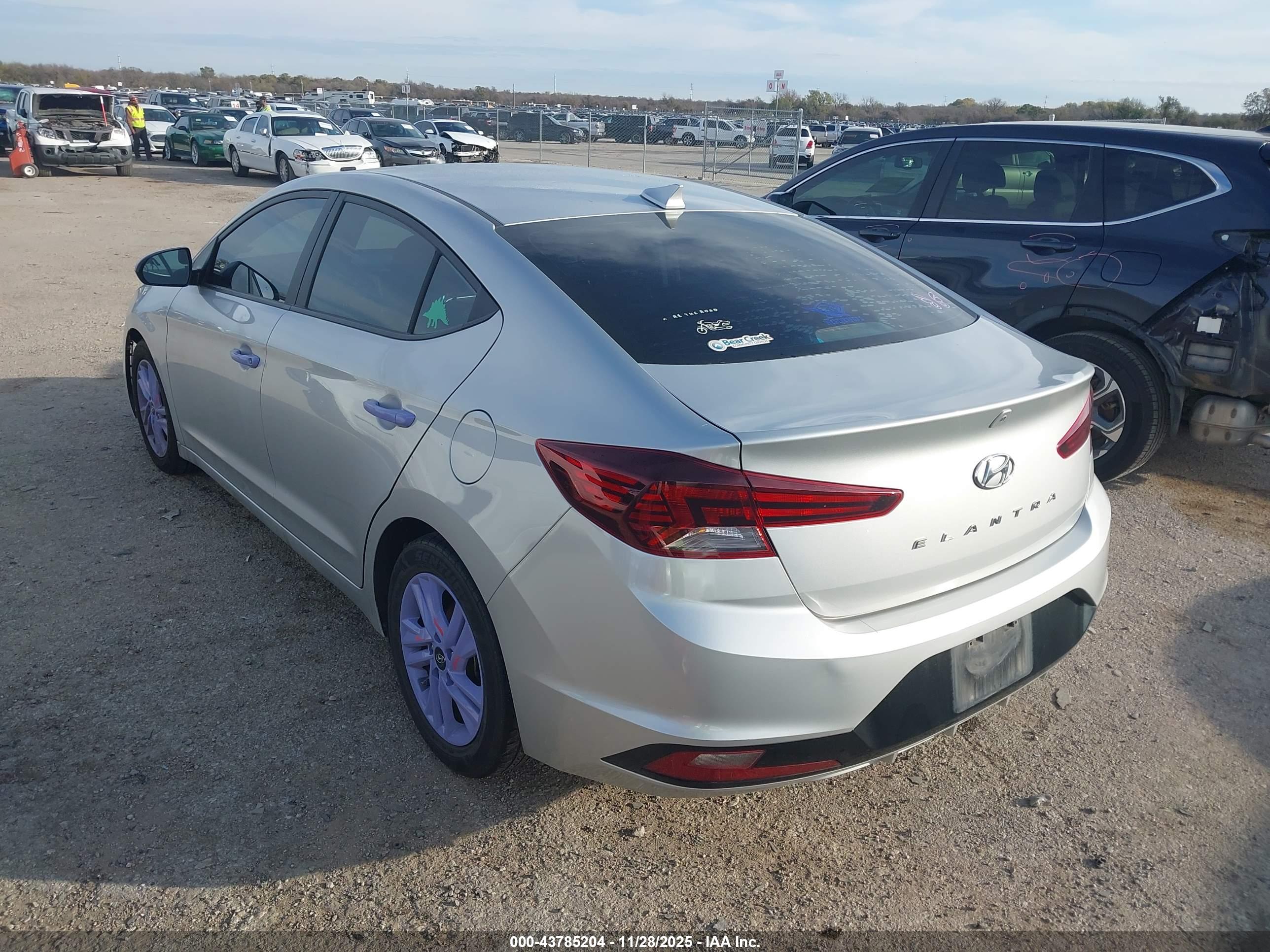 HYUNDAI ELANTRA image 3