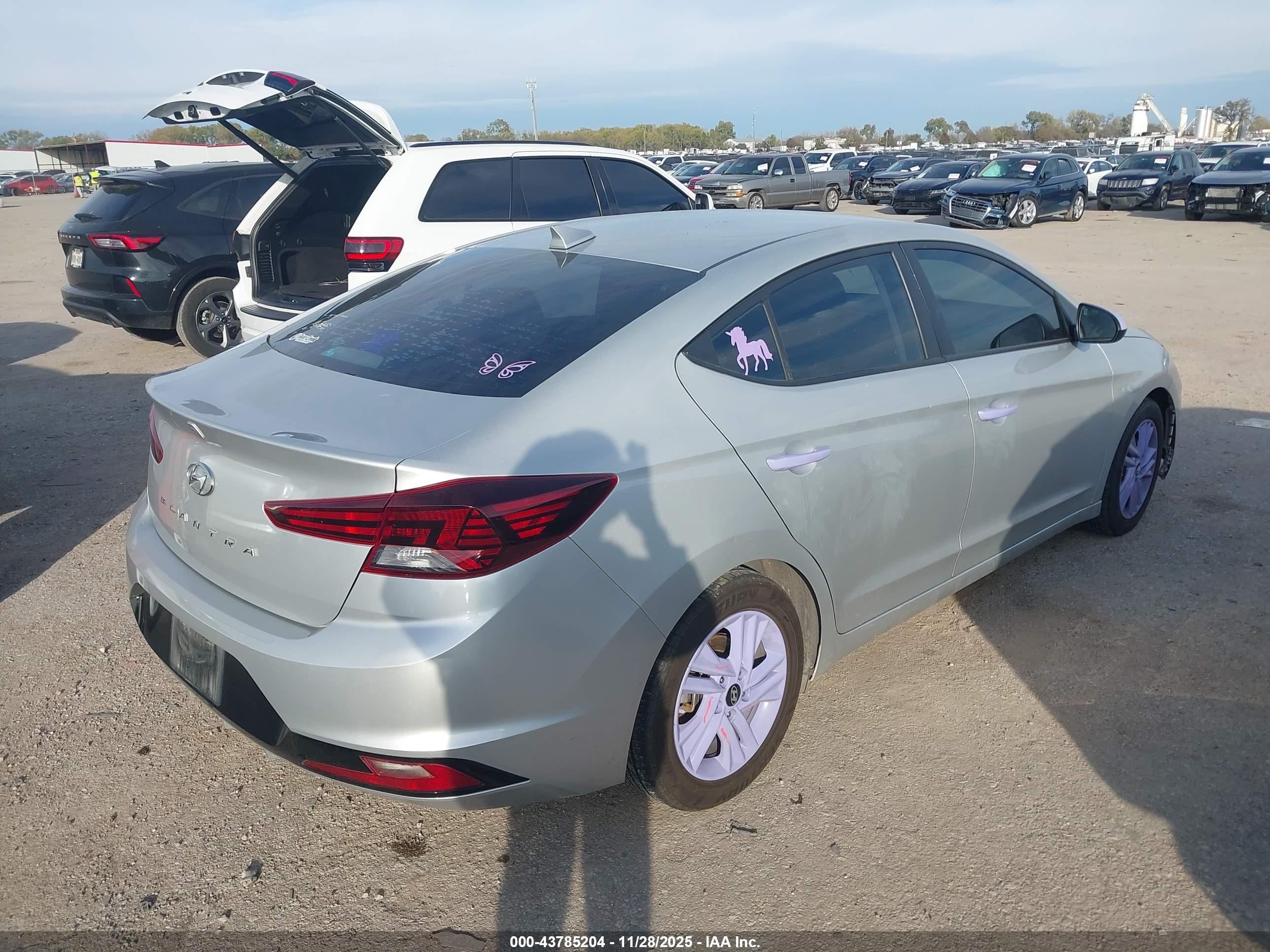 HYUNDAI ELANTRA image 4