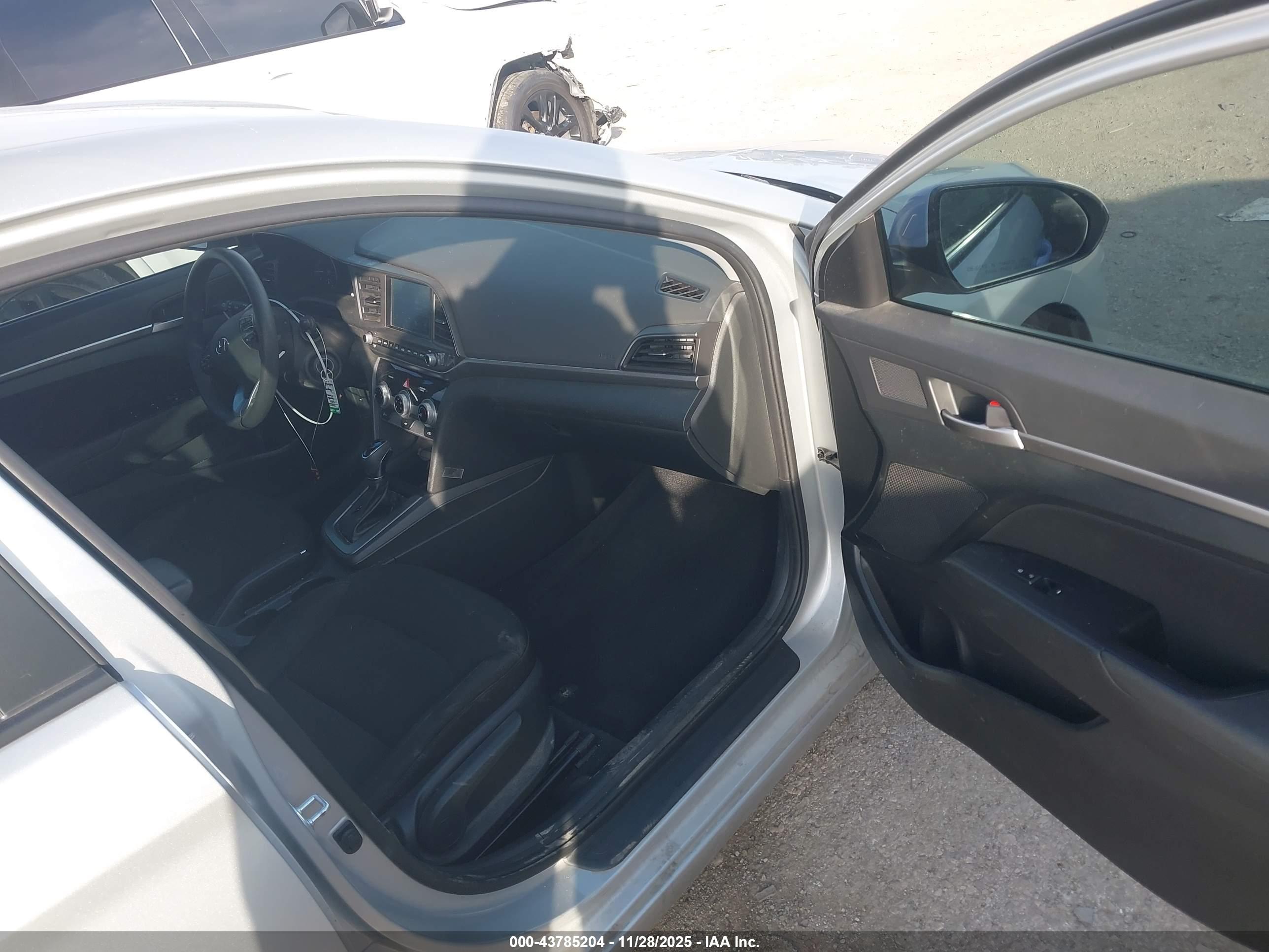 HYUNDAI ELANTRA image 5