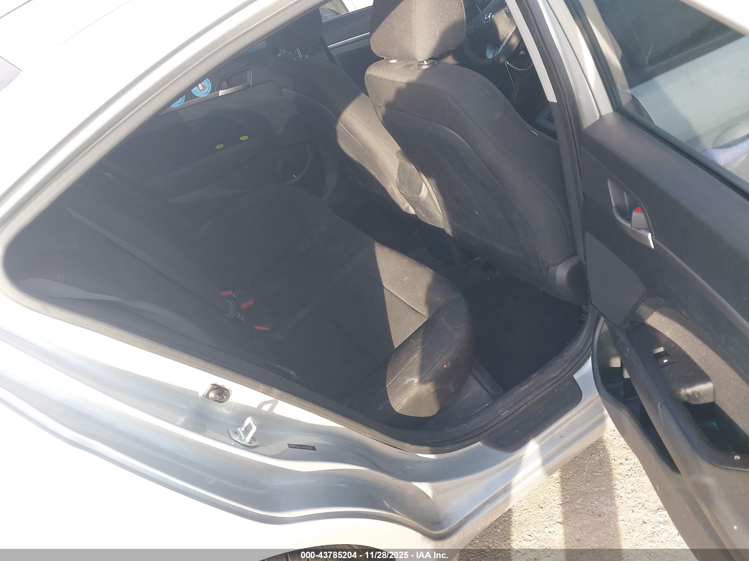 HYUNDAI ELANTRA image 8