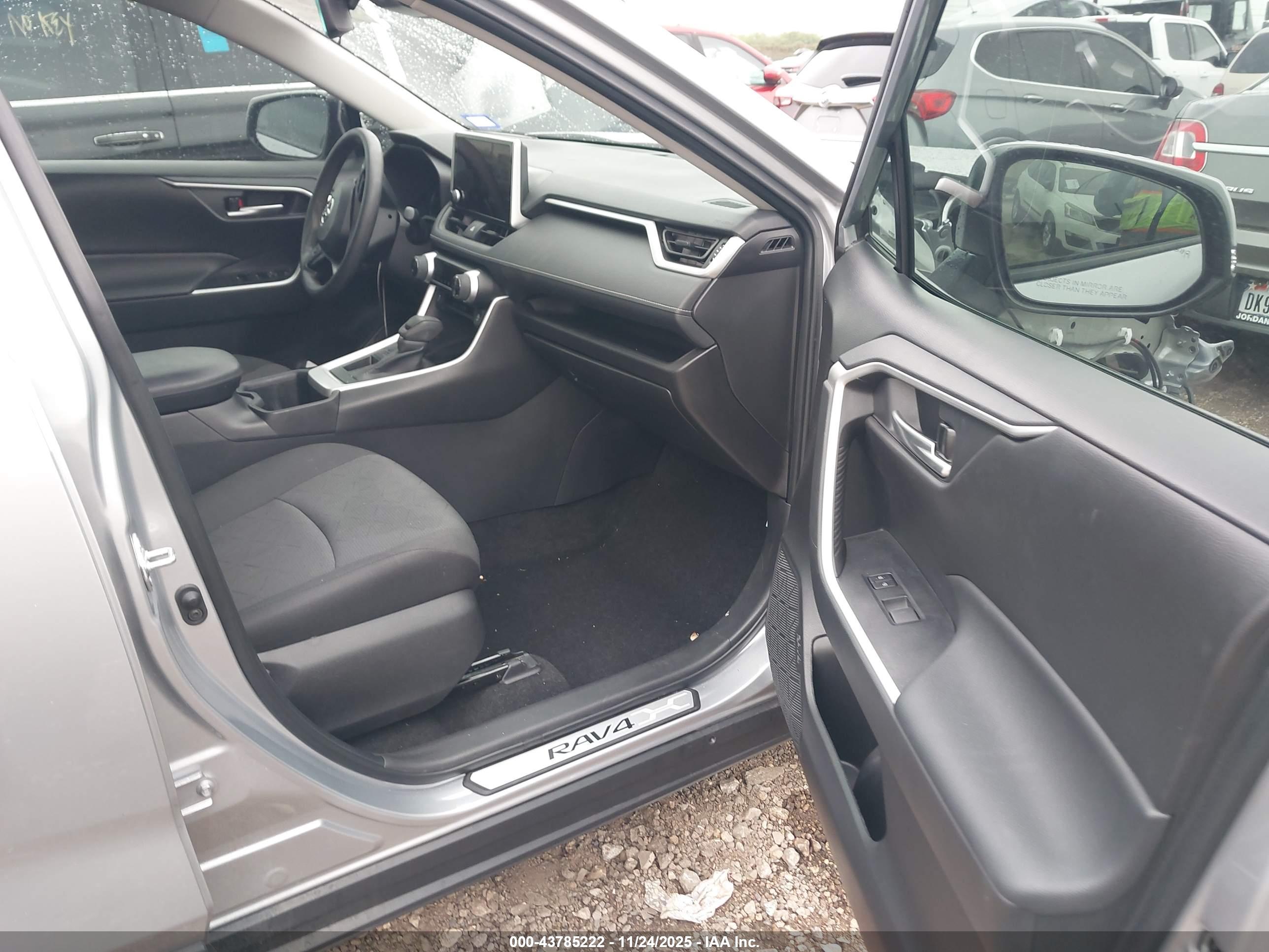 TOYOTA RAV4 image 5