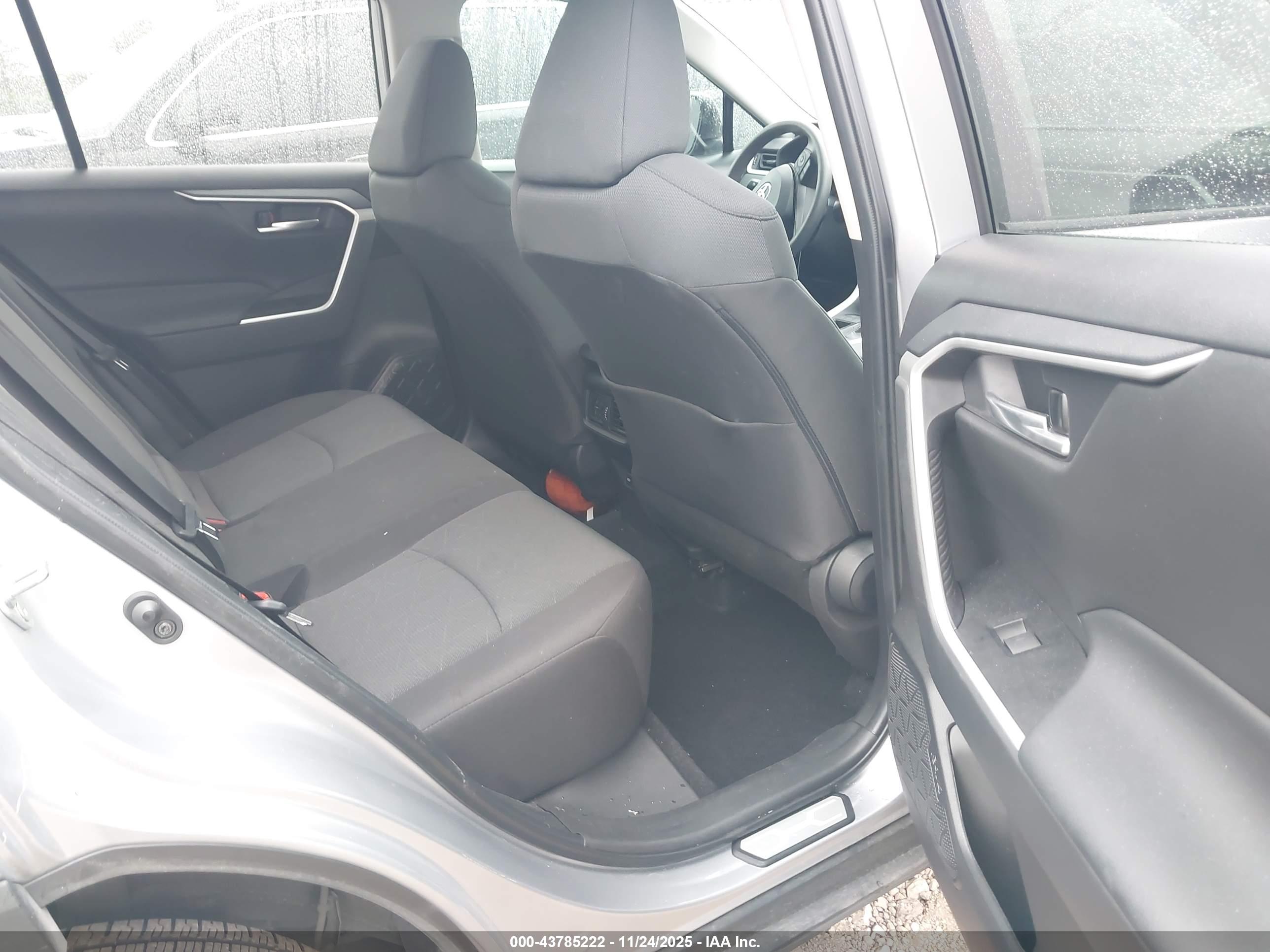 TOYOTA RAV4 image 8