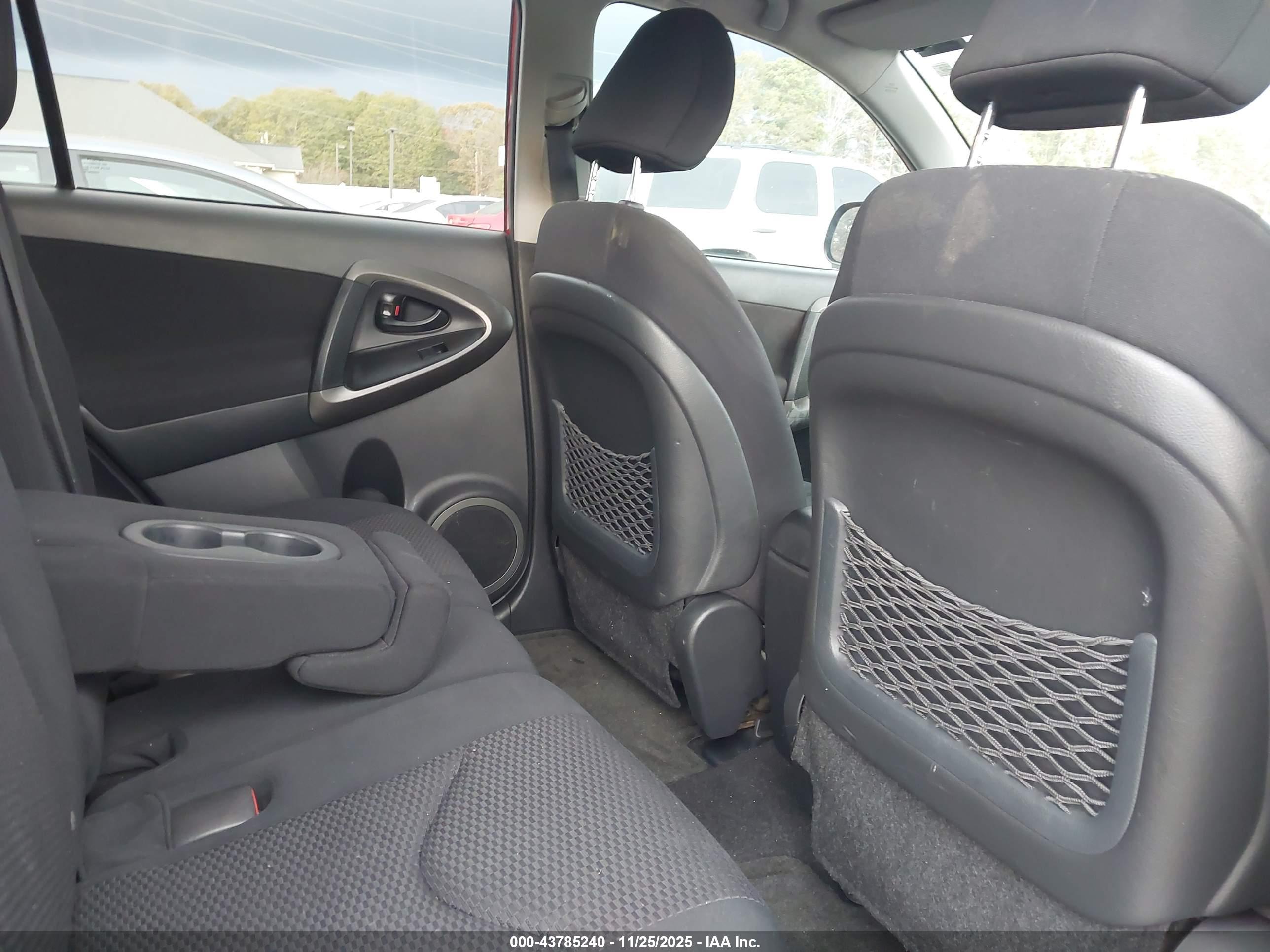 TOYOTA RAV4 image 8