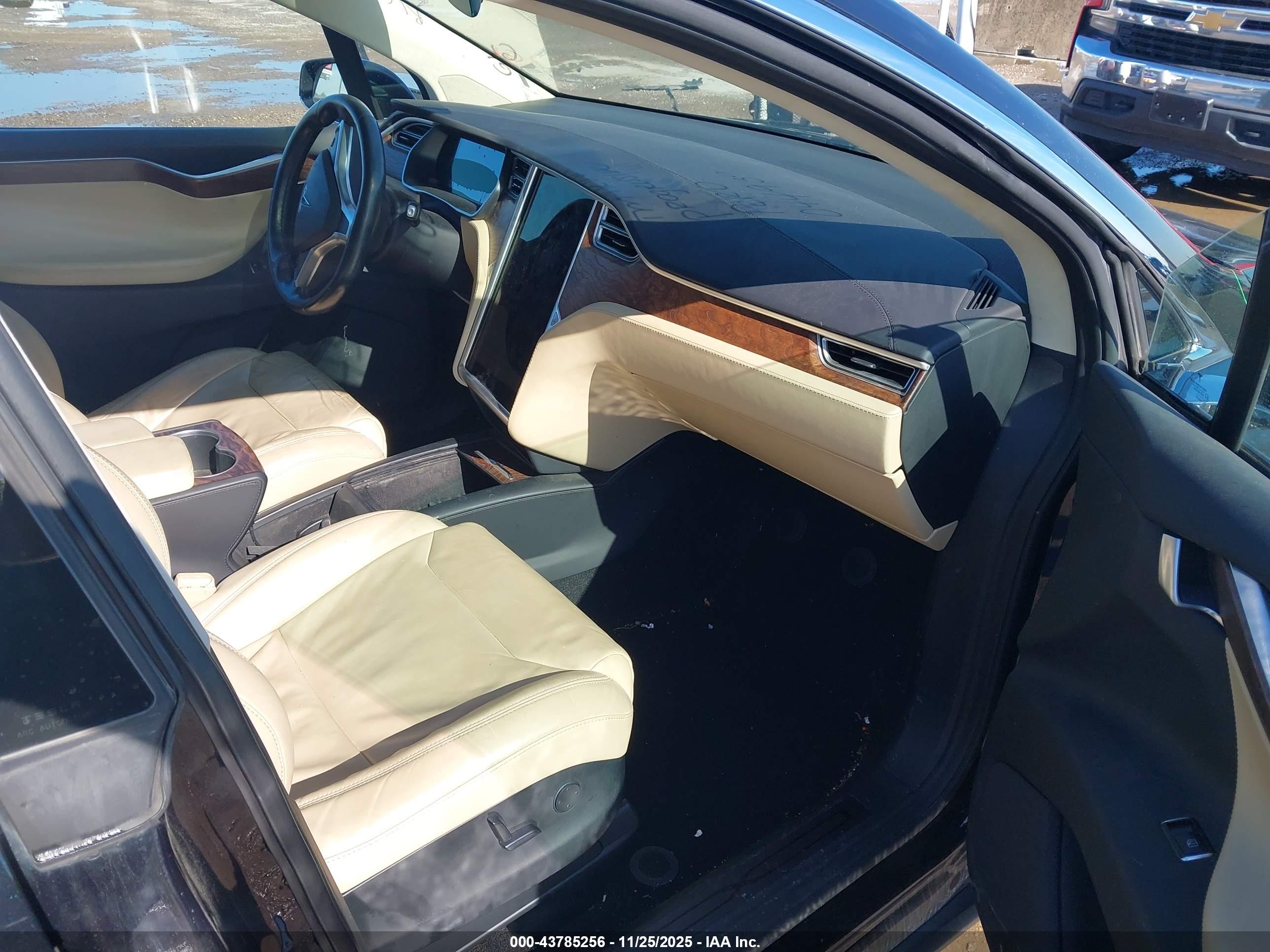 TESLA MODEL image 5