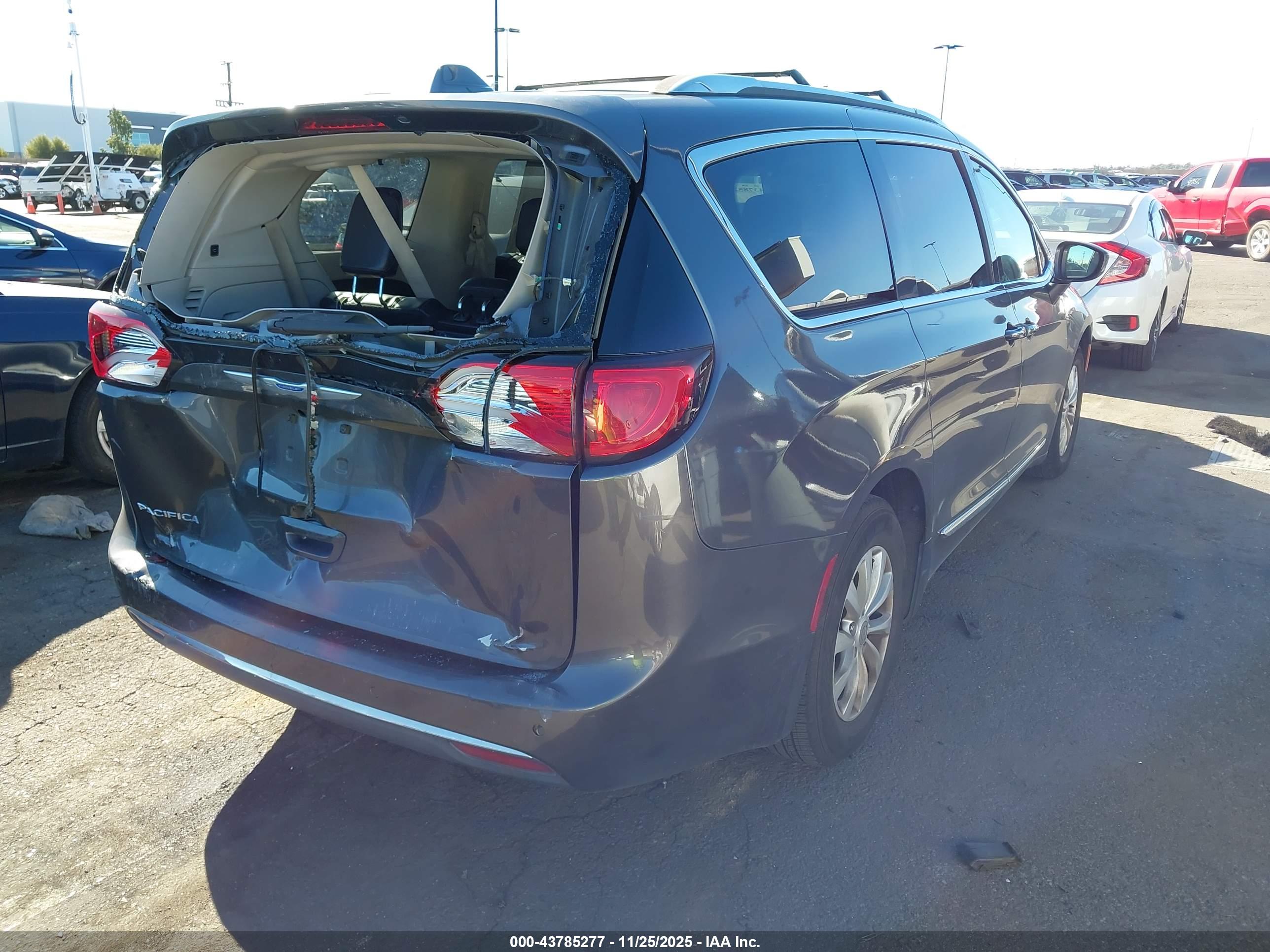 CHRYSLER PACIFICA image 4