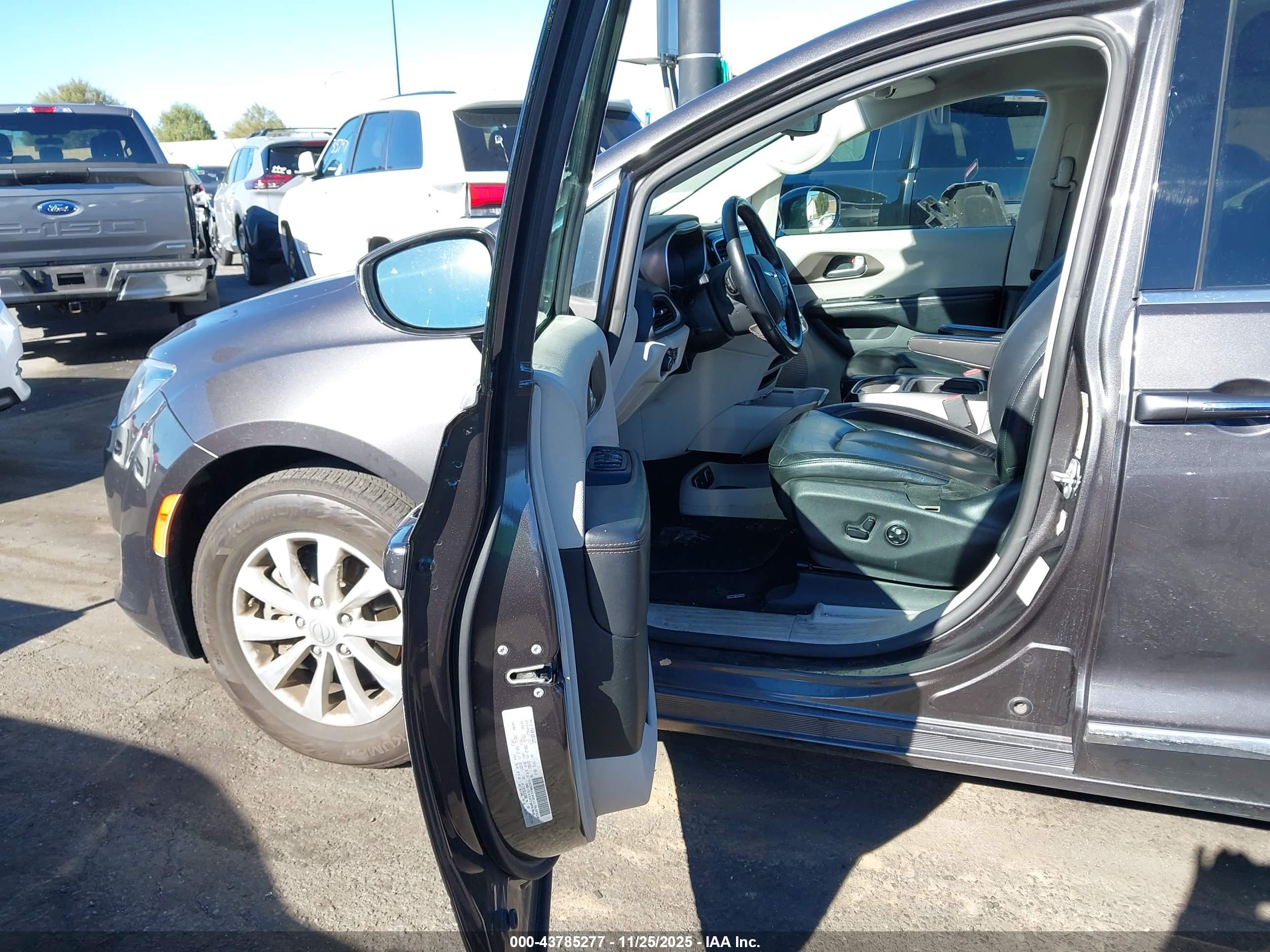 CHRYSLER PACIFICA image 5