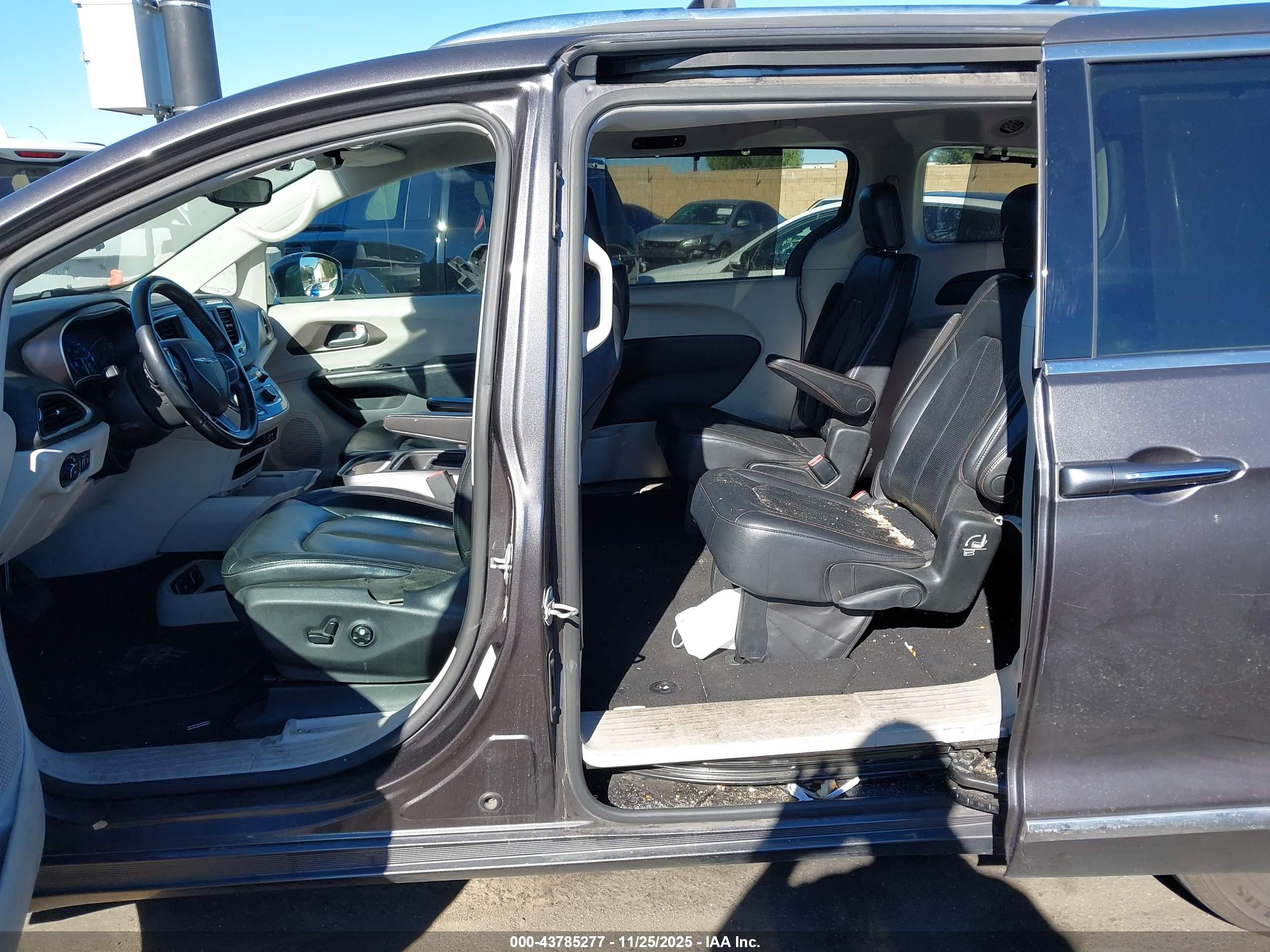 CHRYSLER PACIFICA image 8