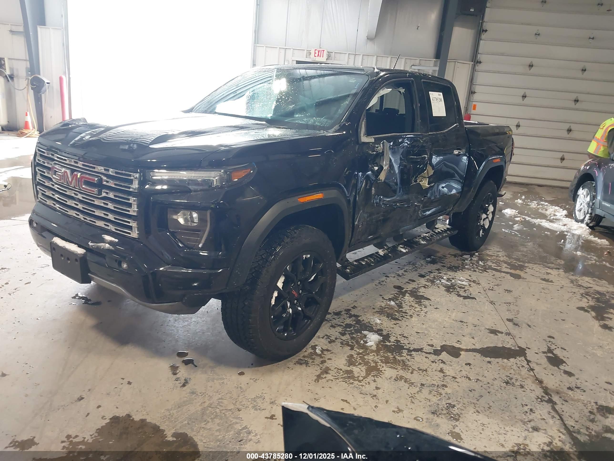 GMC CANYON image 2