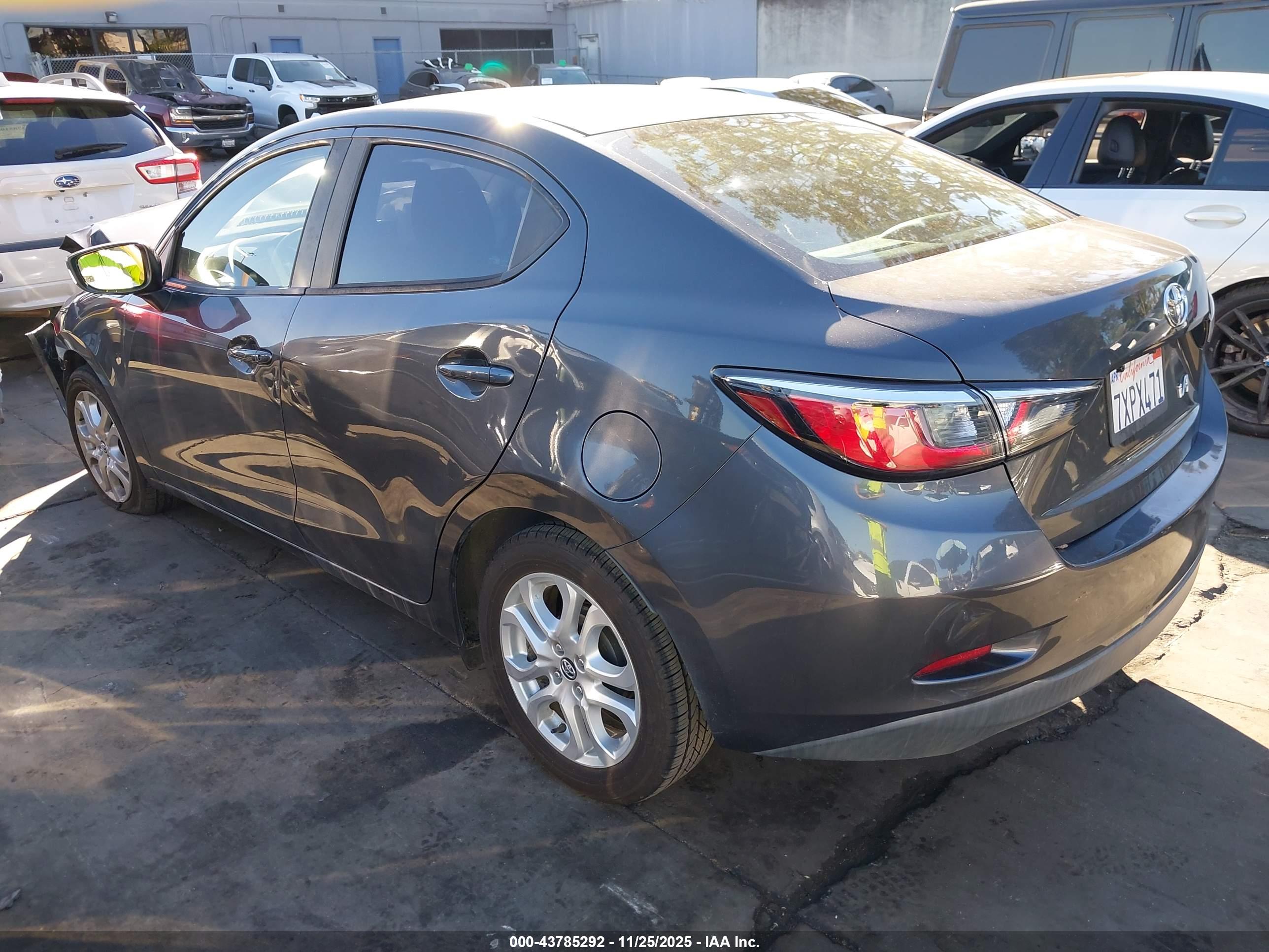 TOYOTA YARIS image 3