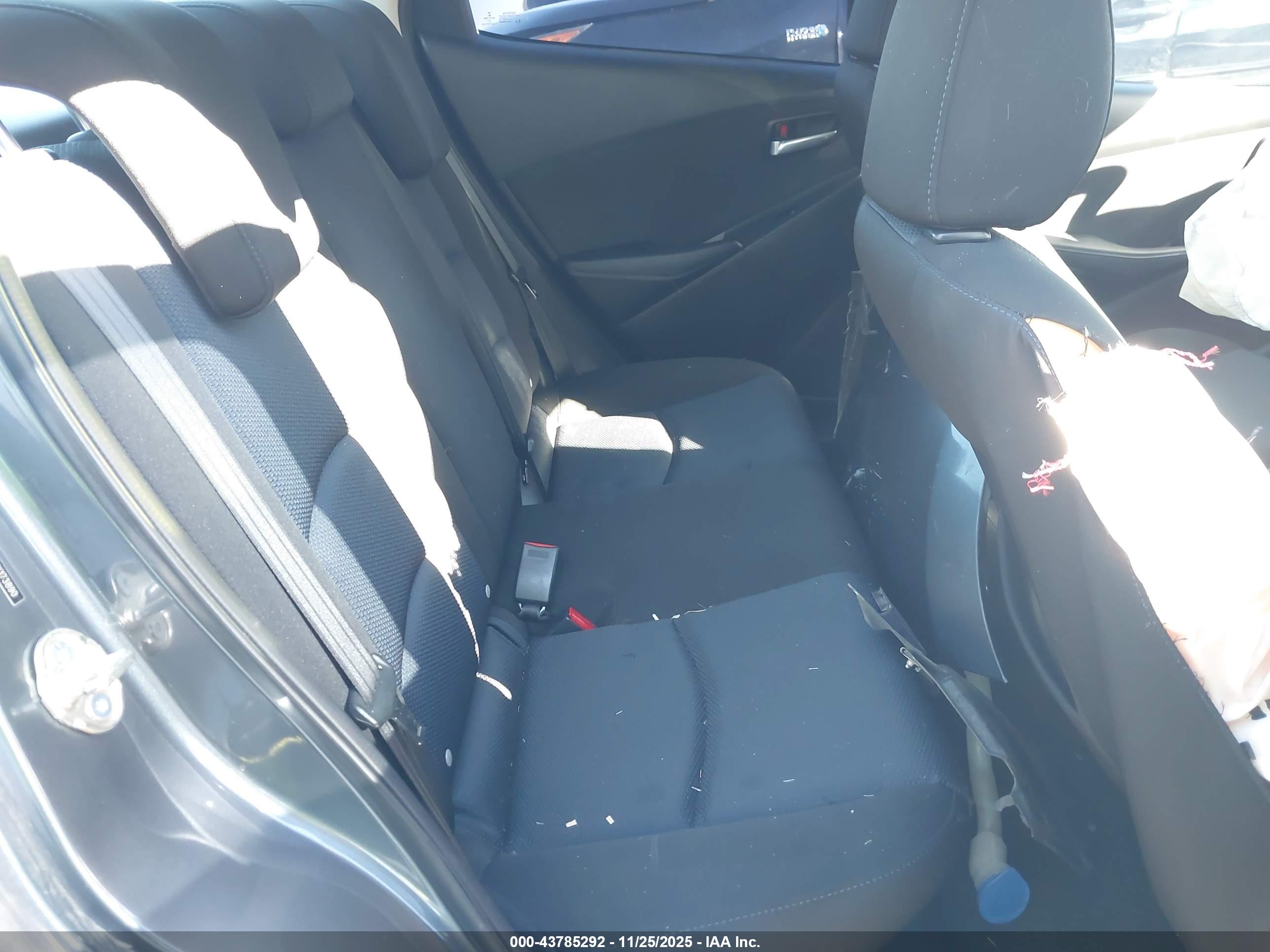 TOYOTA YARIS image 8