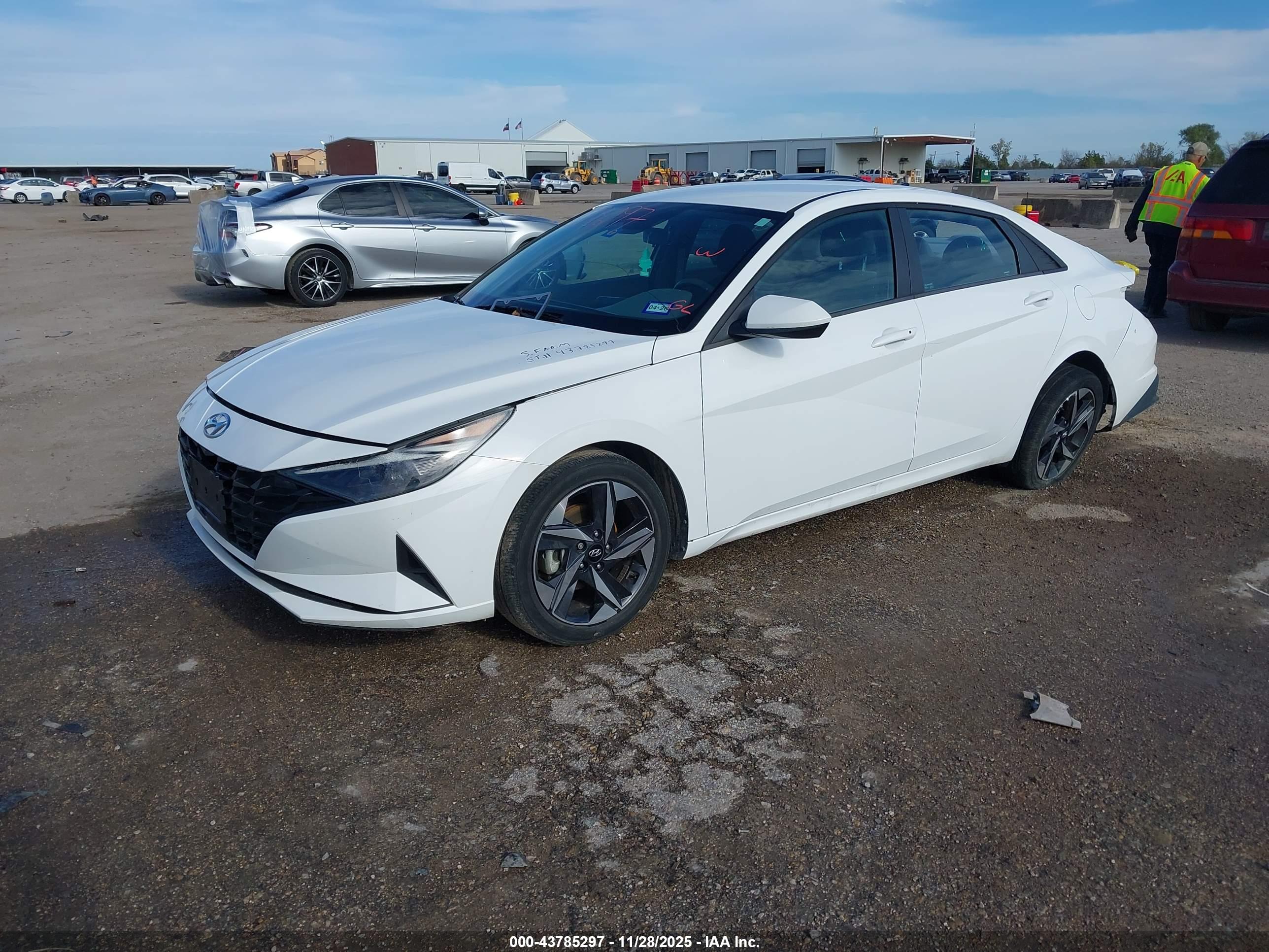 HYUNDAI ELANTRA image 2