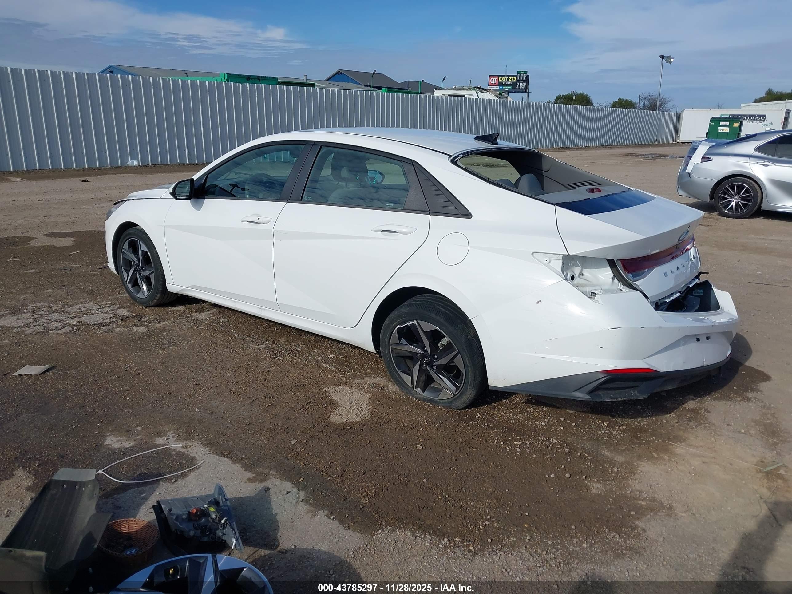 HYUNDAI ELANTRA image 3