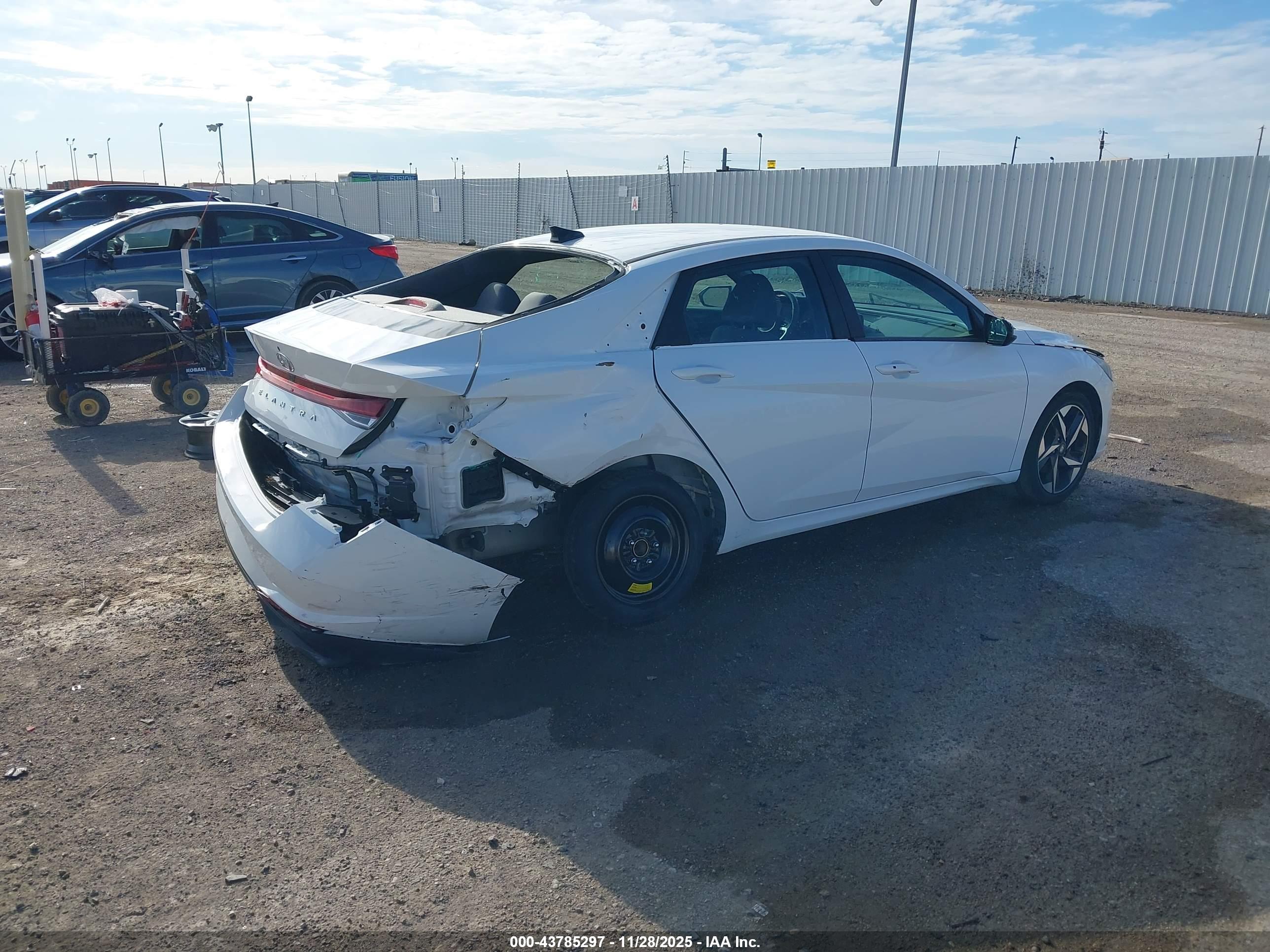 HYUNDAI ELANTRA image 4