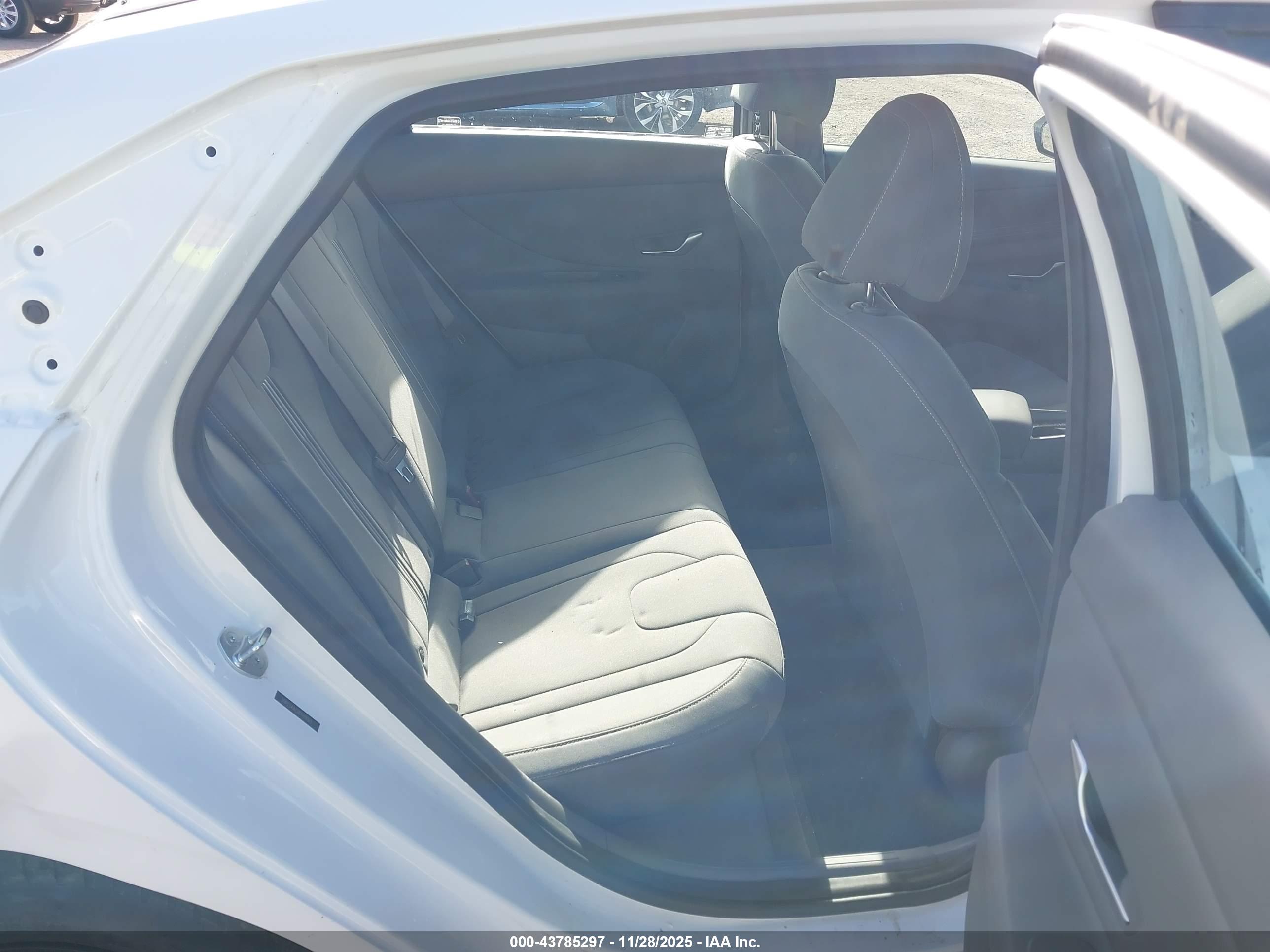 HYUNDAI ELANTRA image 8