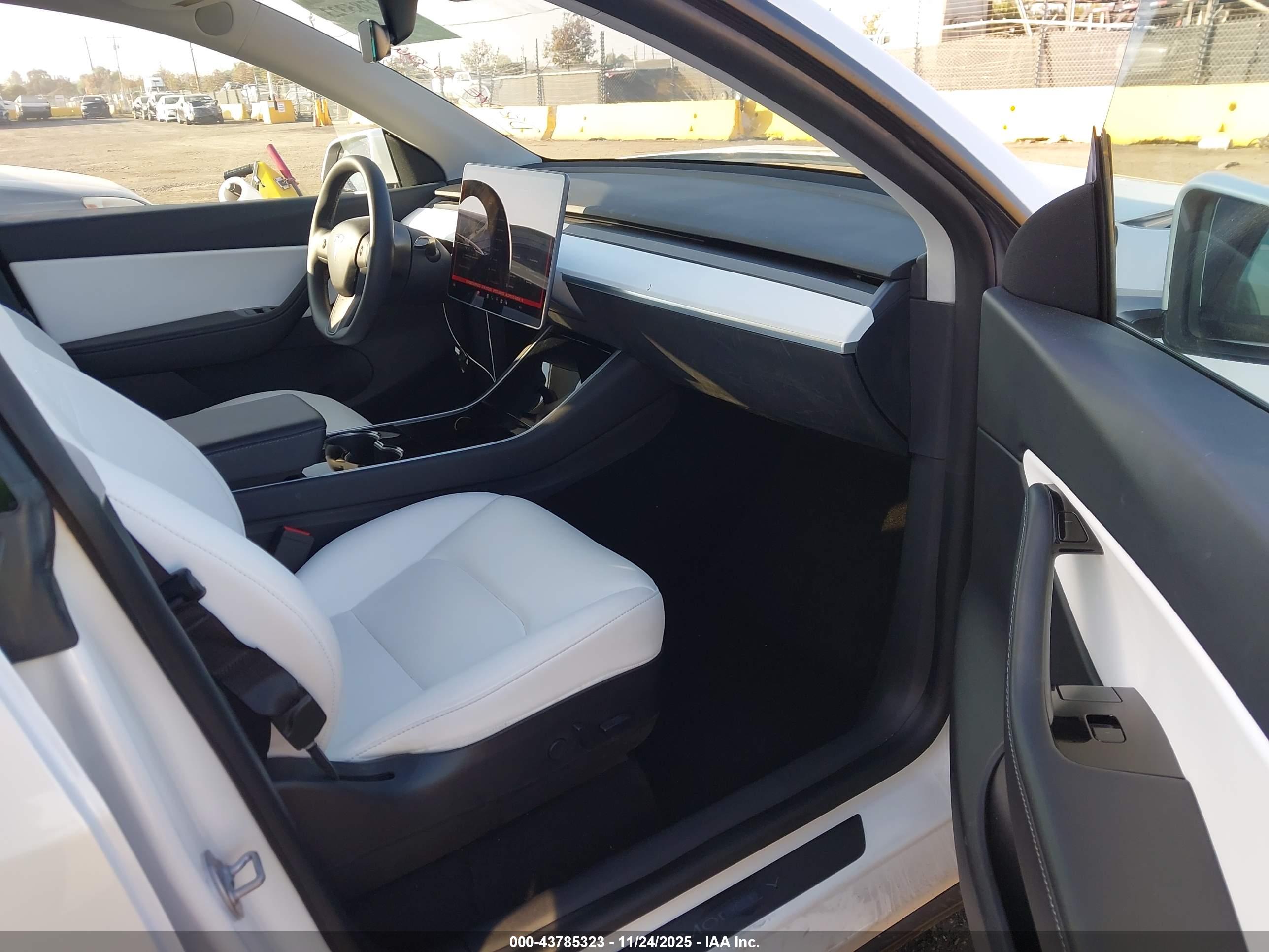 TESLA MODEL image 5