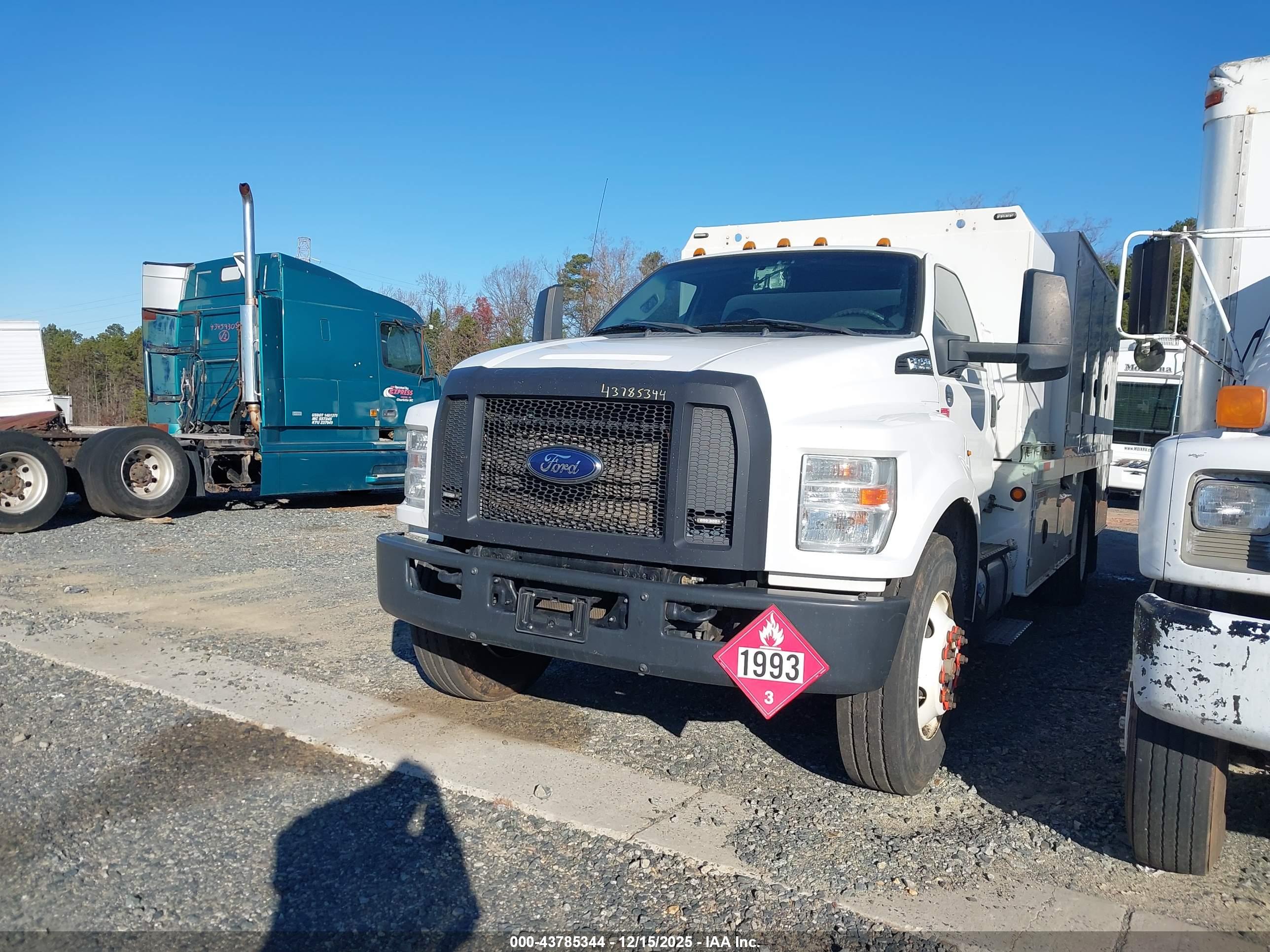 FORD F-750 image 2