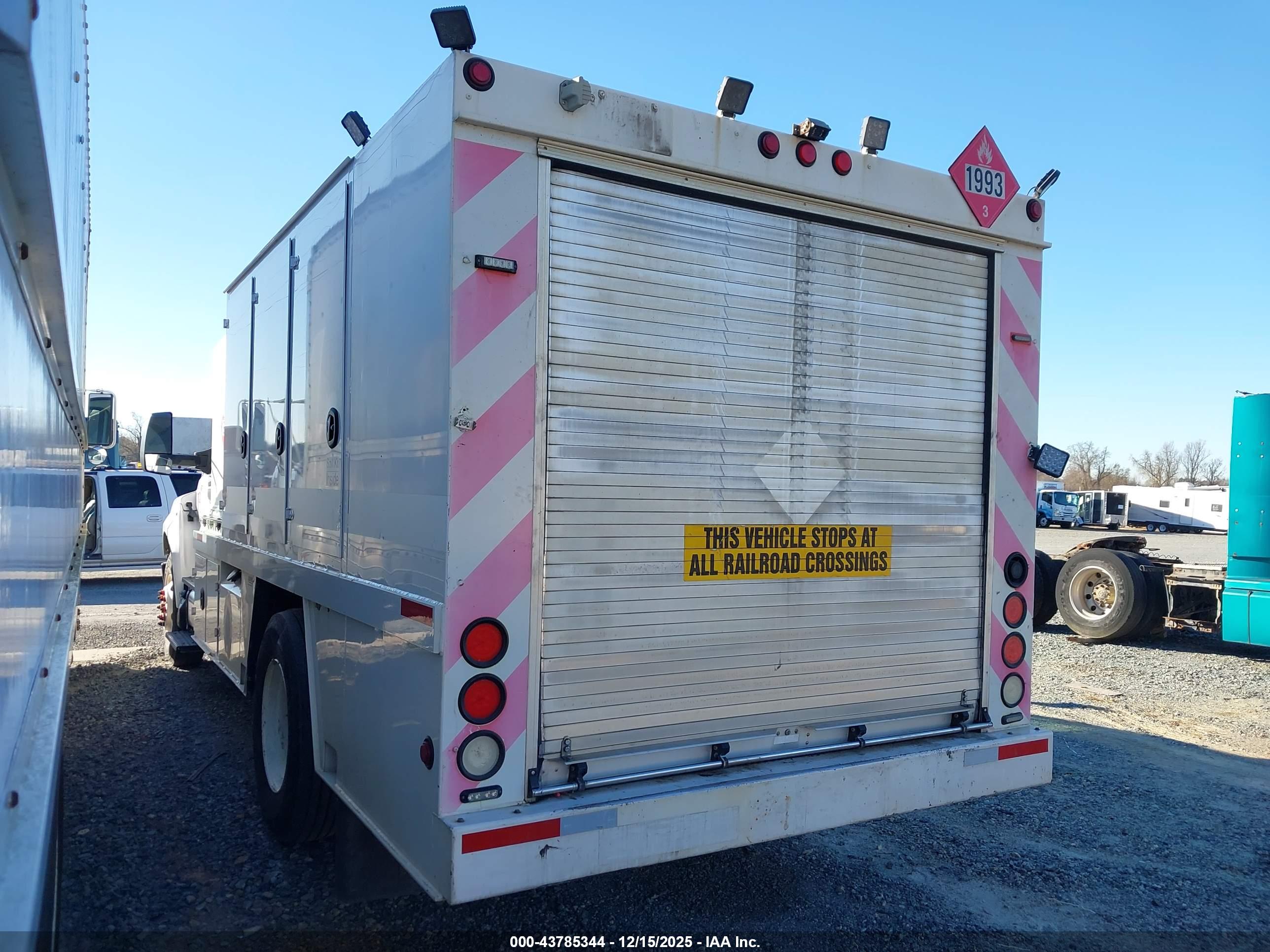 FORD F-750 image 3