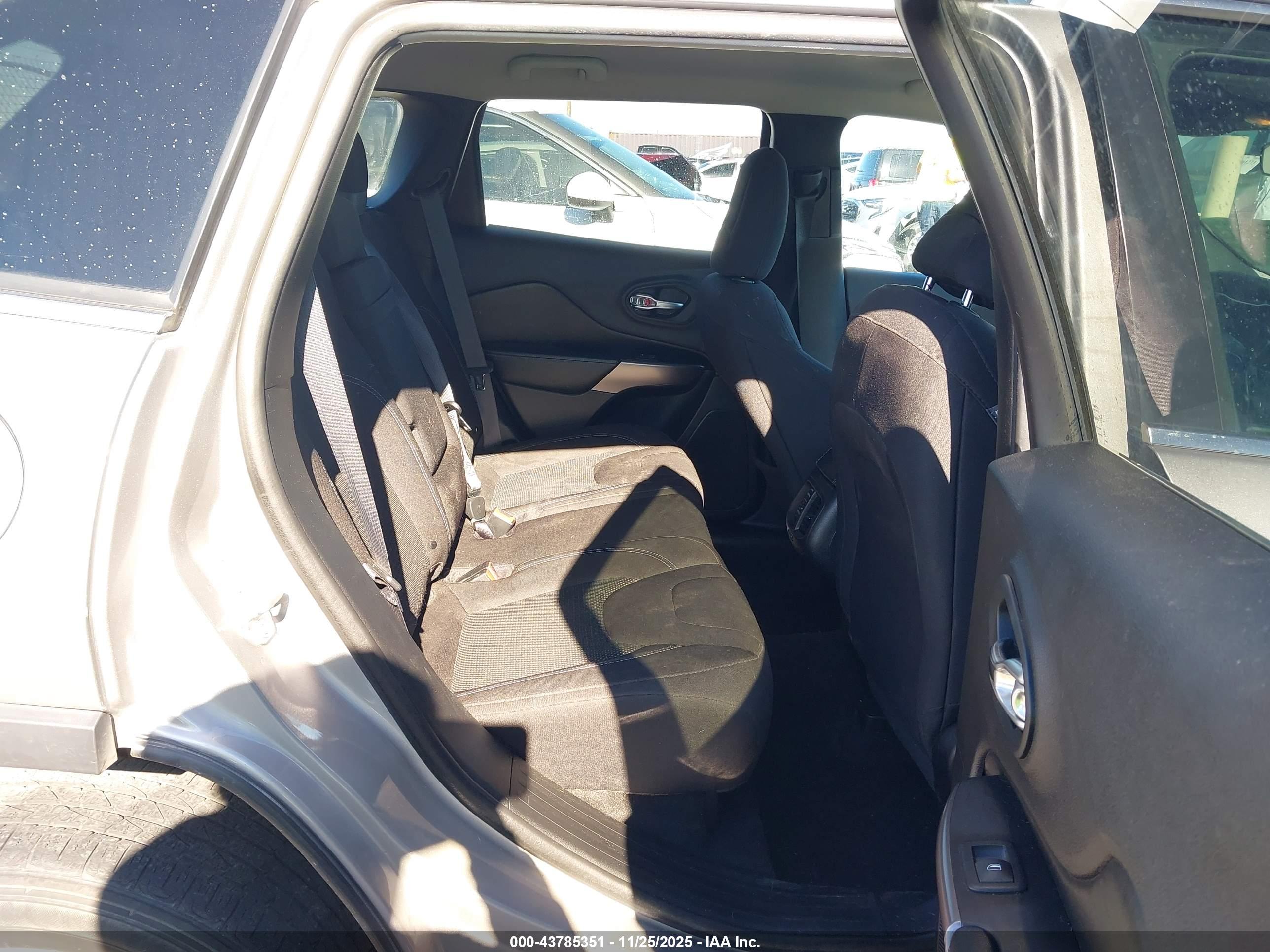JEEP CHEROKEE image 8