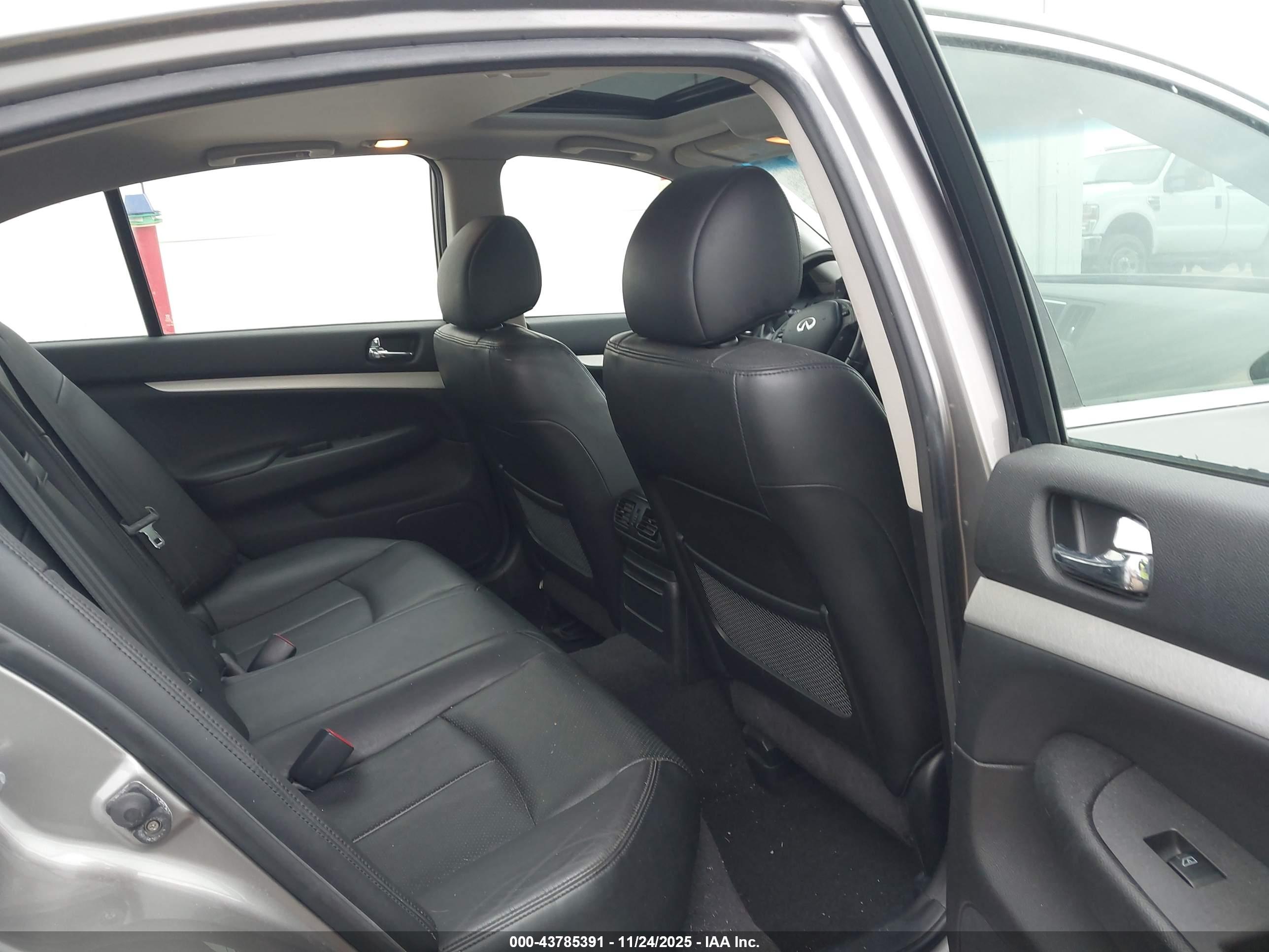 INFINITI G37X image 8