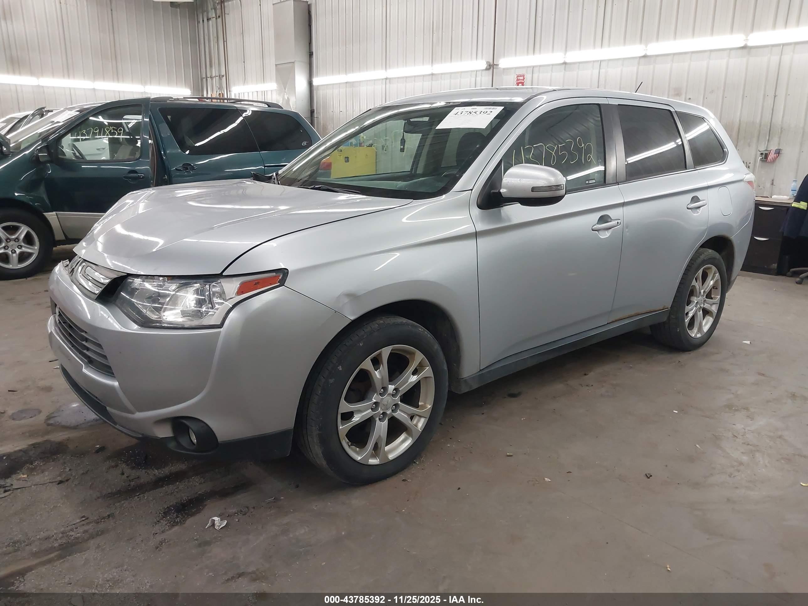 MITSUBISHI OUTLANDER image 2