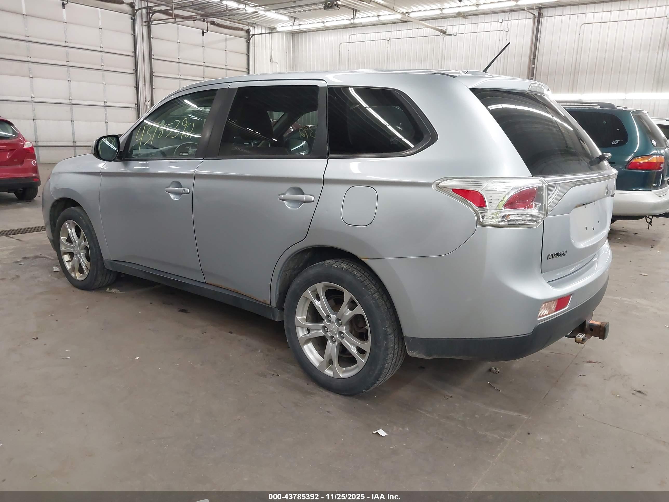 MITSUBISHI OUTLANDER image 3