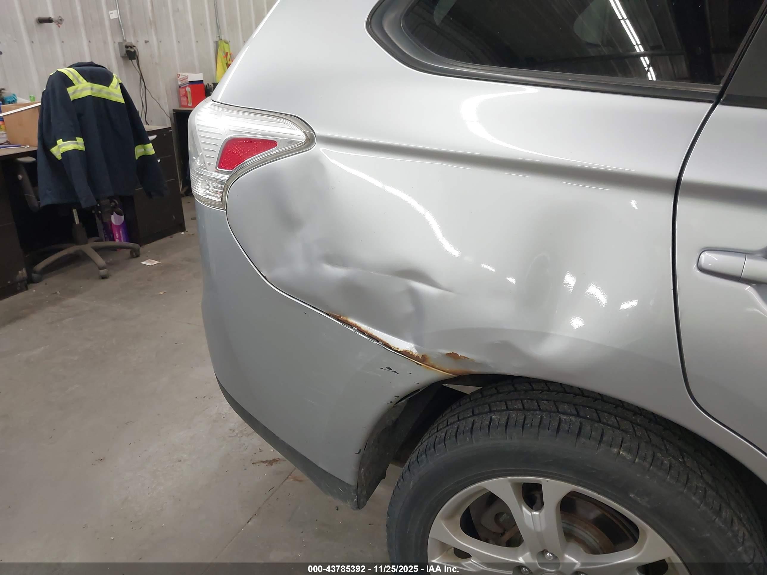 MITSUBISHI OUTLANDER image 6