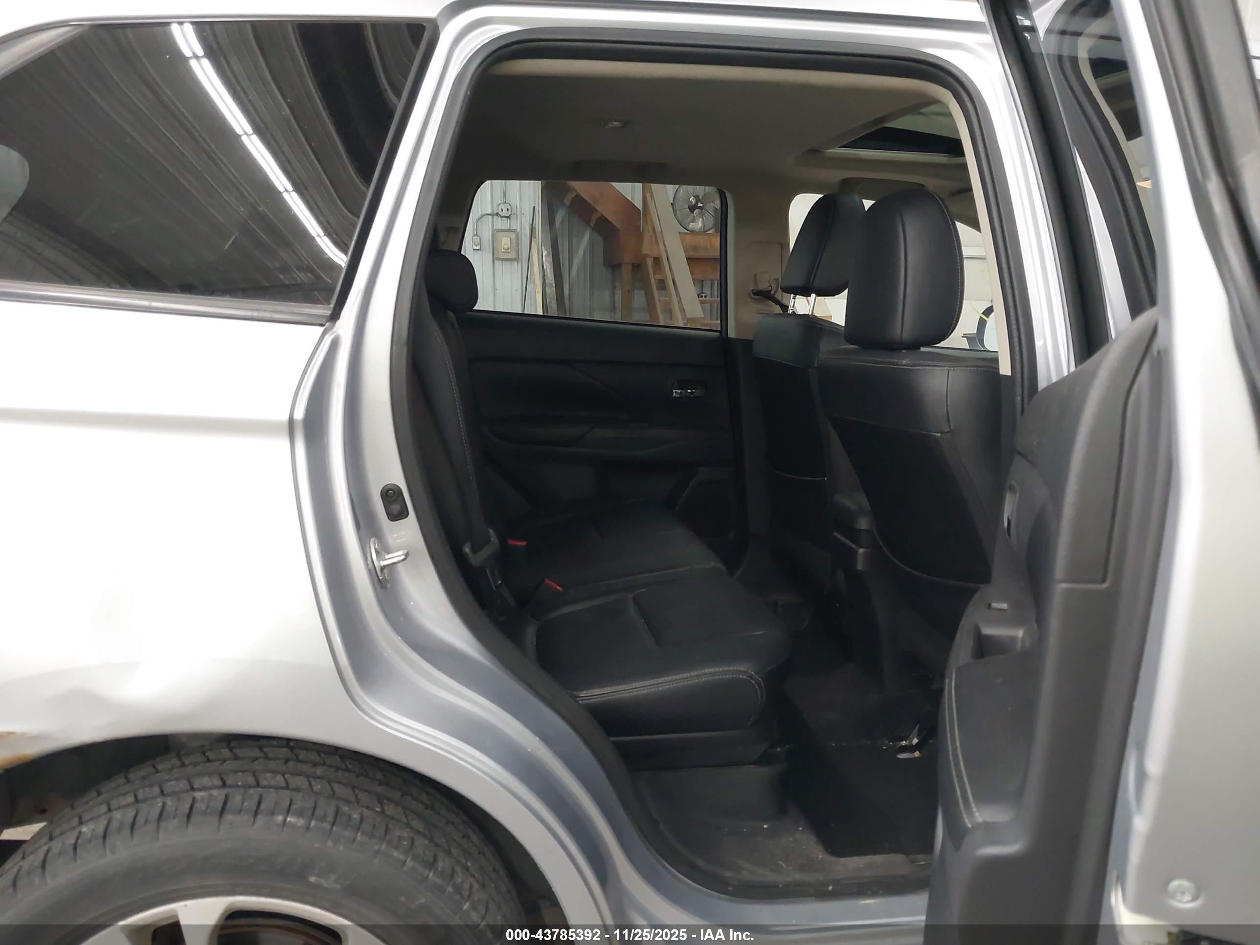 MITSUBISHI OUTLANDER image 8