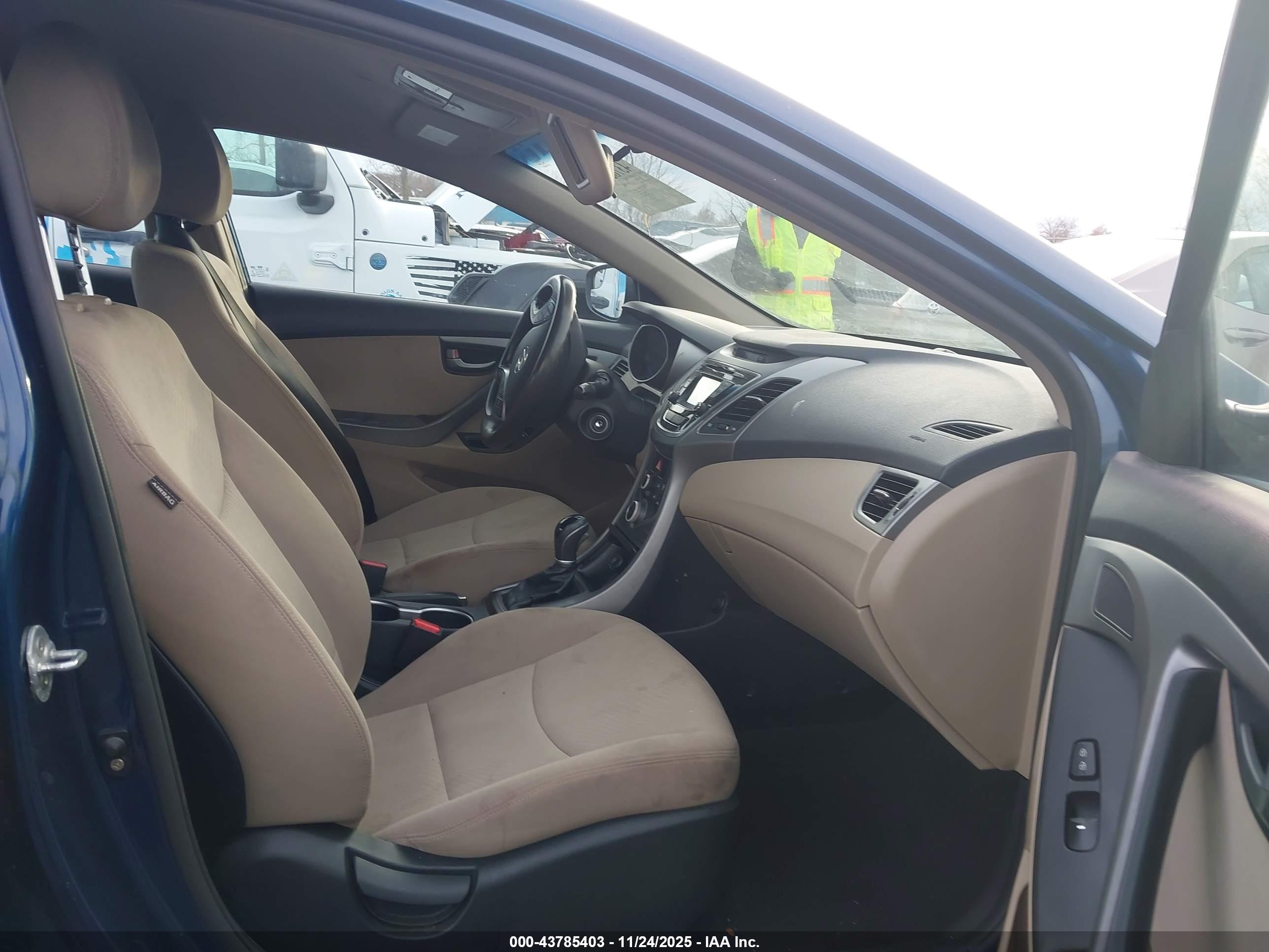 HYUNDAI ELANTRA image 5