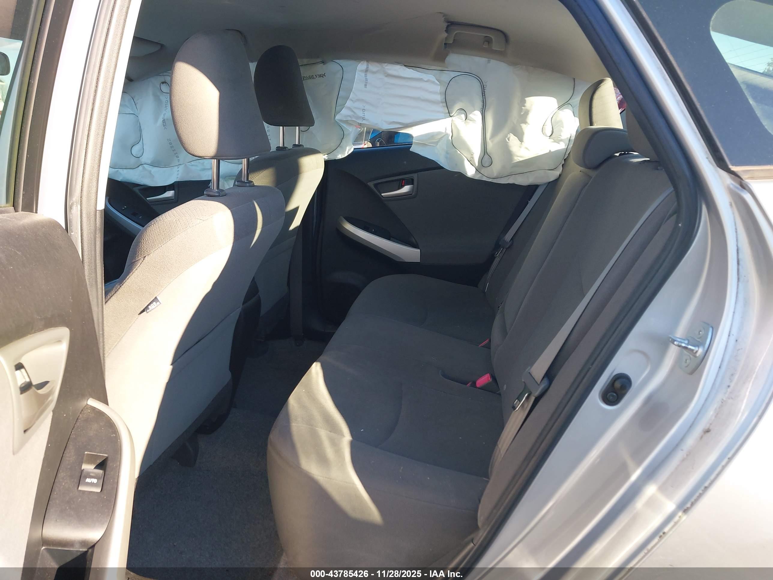 TOYOTA PRIUS image 8