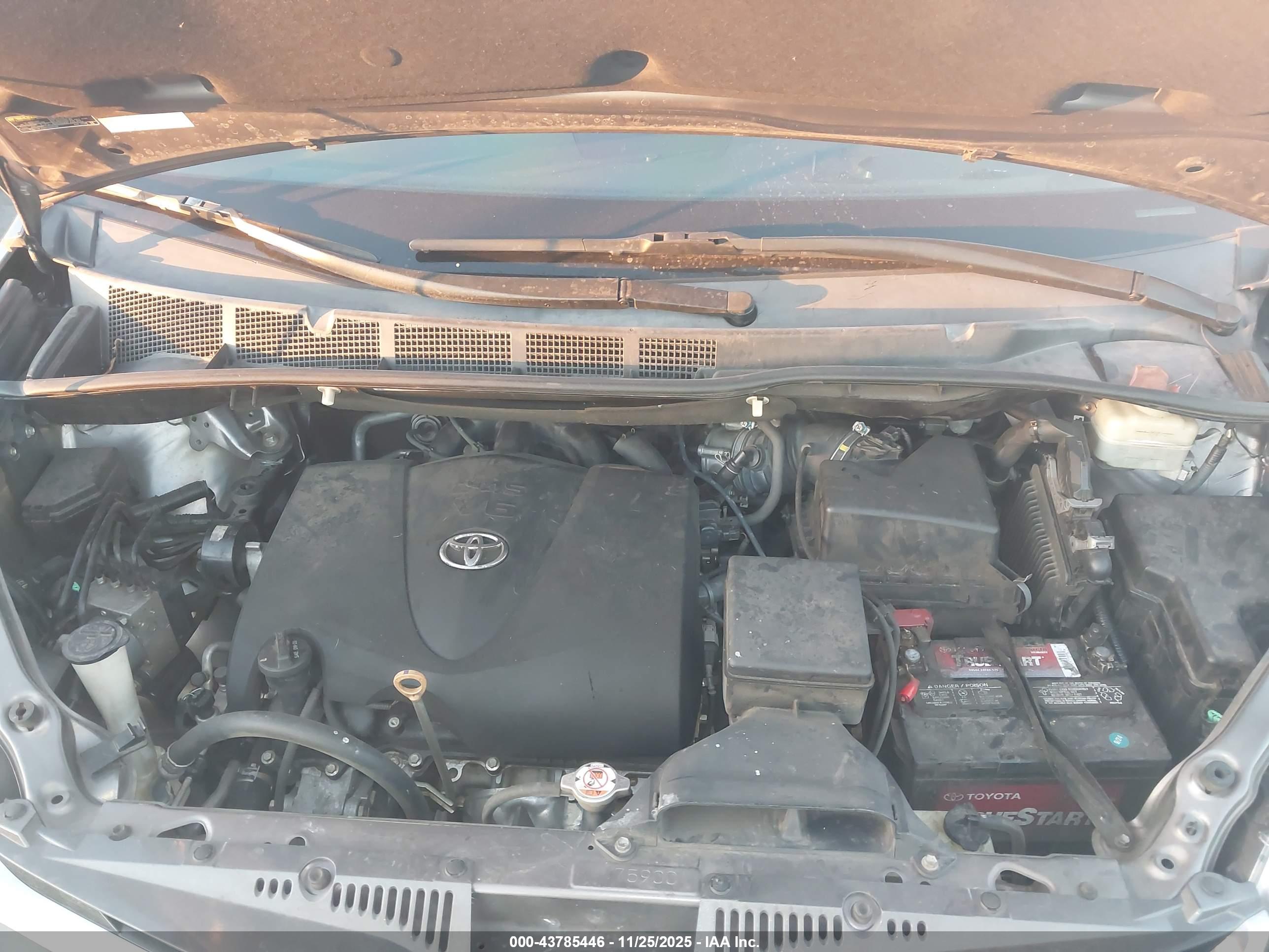 TOYOTA SIENNA image 10