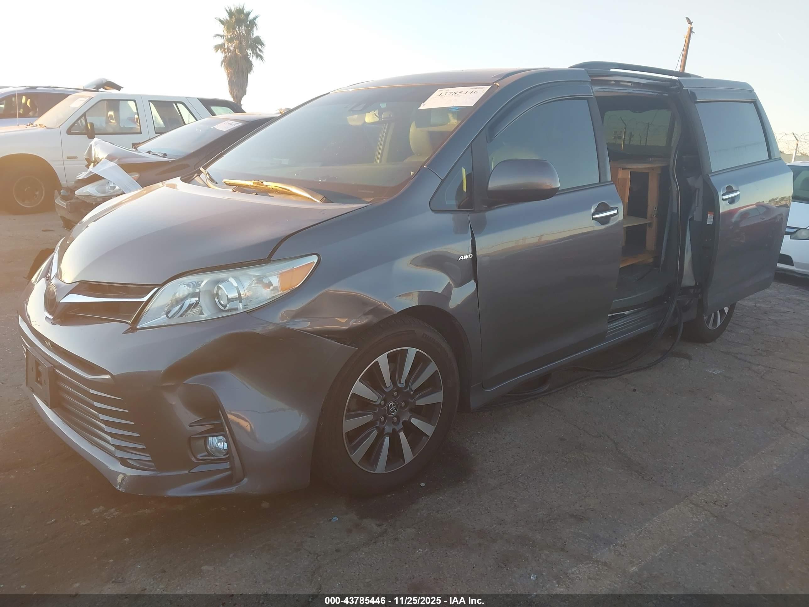TOYOTA SIENNA image 2