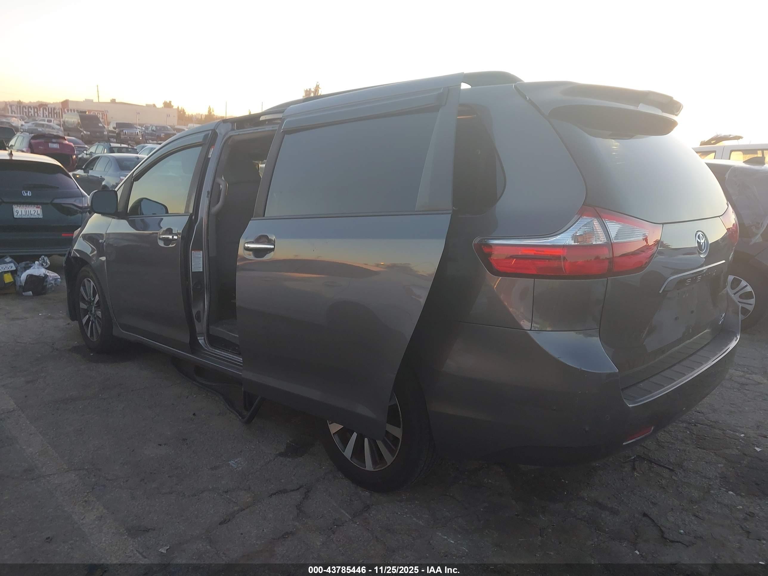 TOYOTA SIENNA image 3