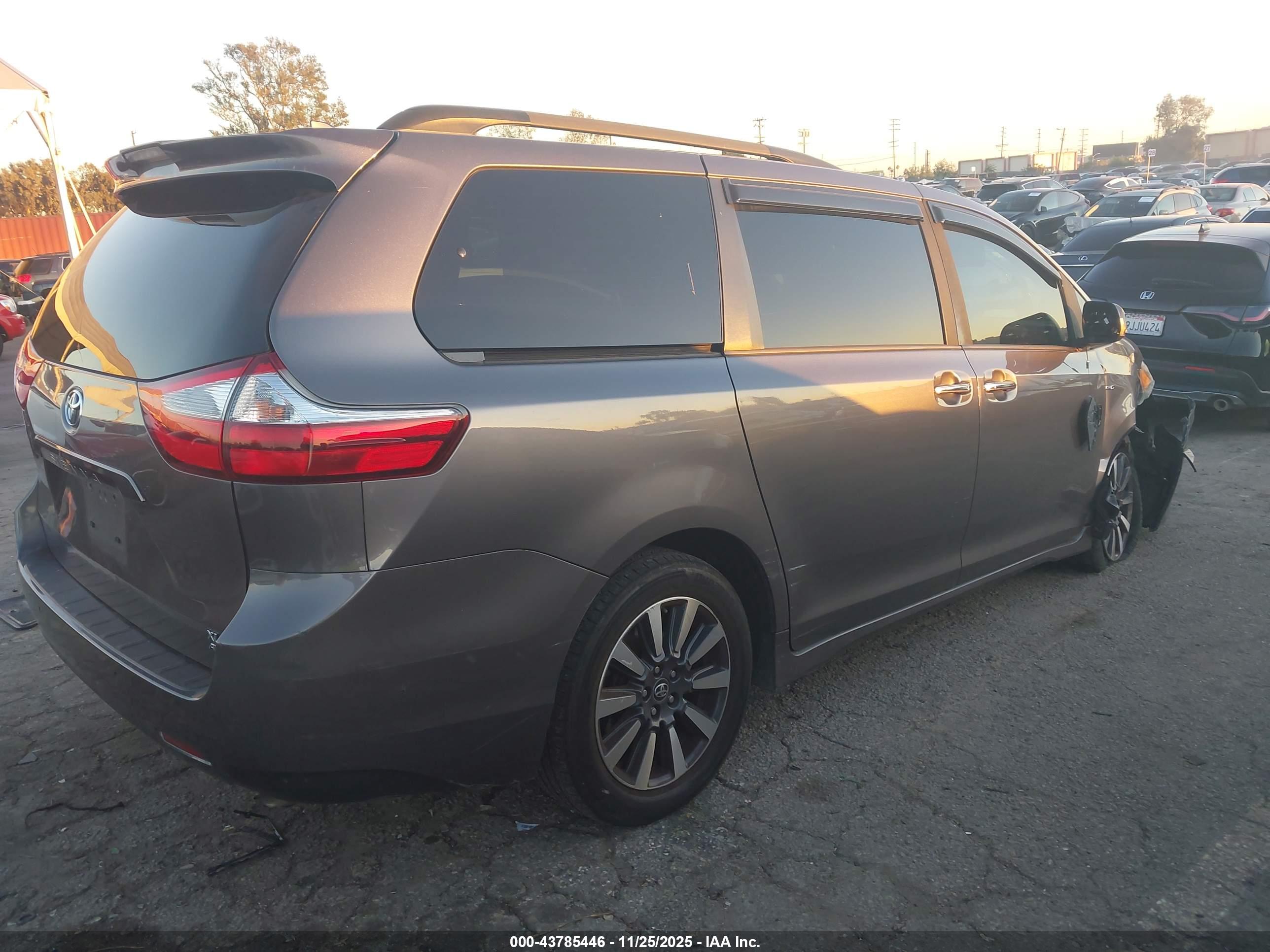 TOYOTA SIENNA image 4