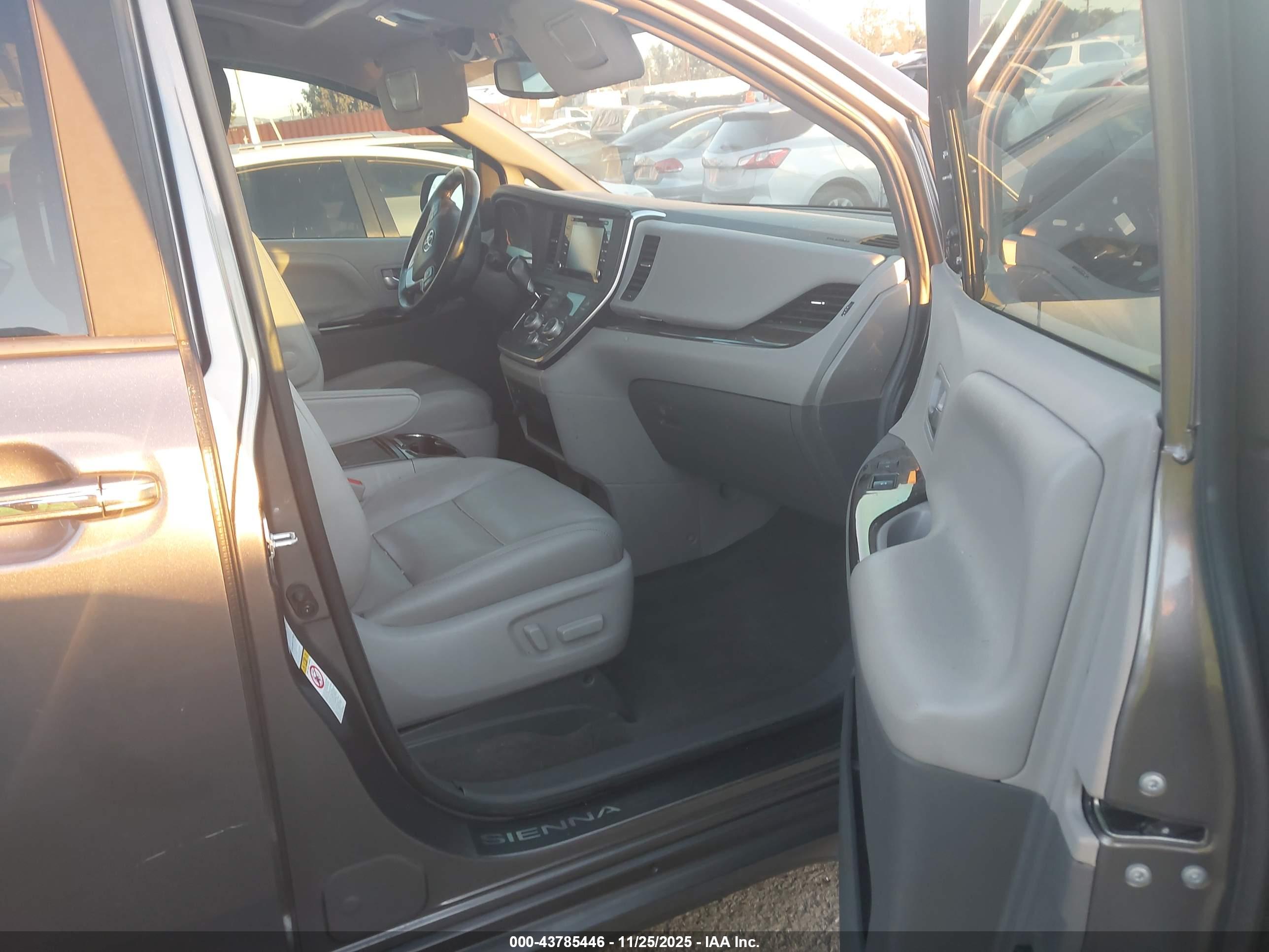 TOYOTA SIENNA image 5