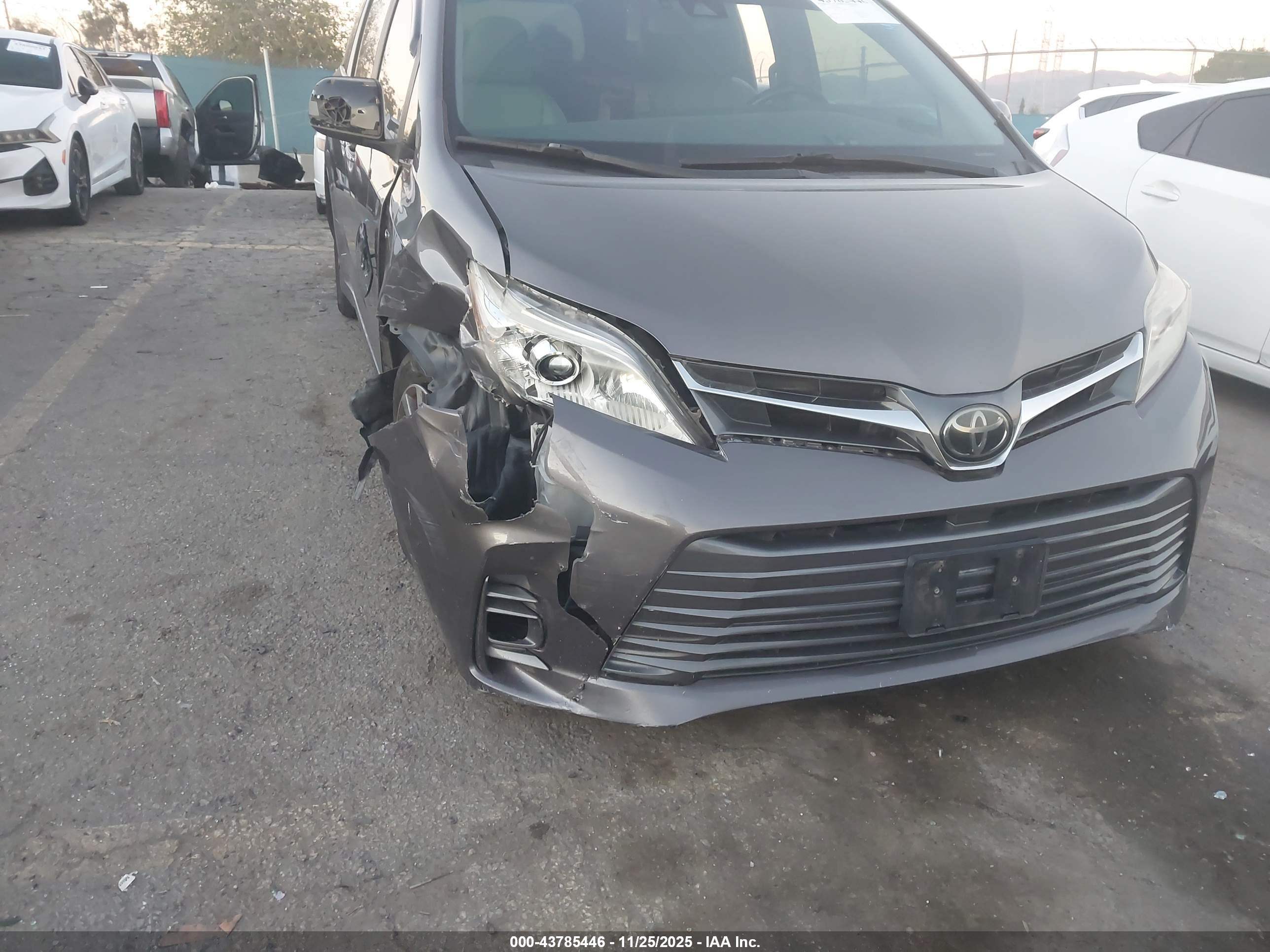 TOYOTA SIENNA image 6