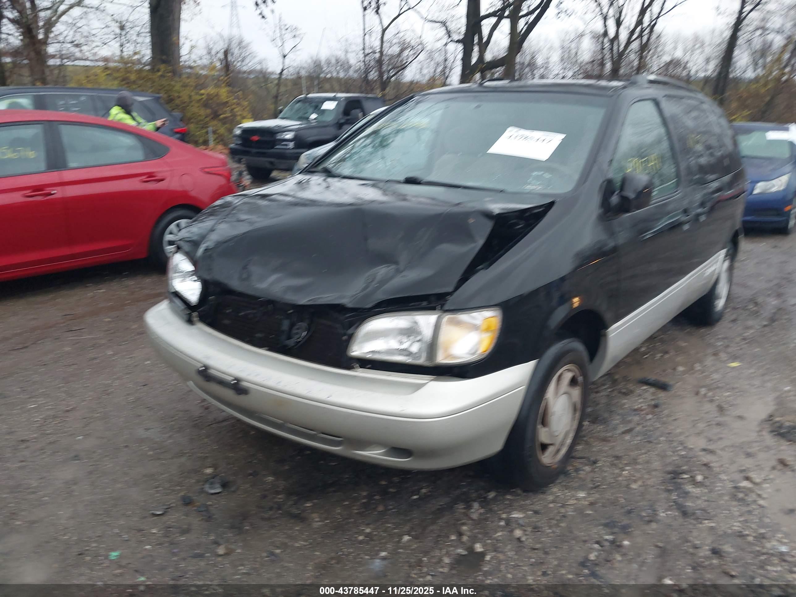 TOYOTA SIENNA image 2