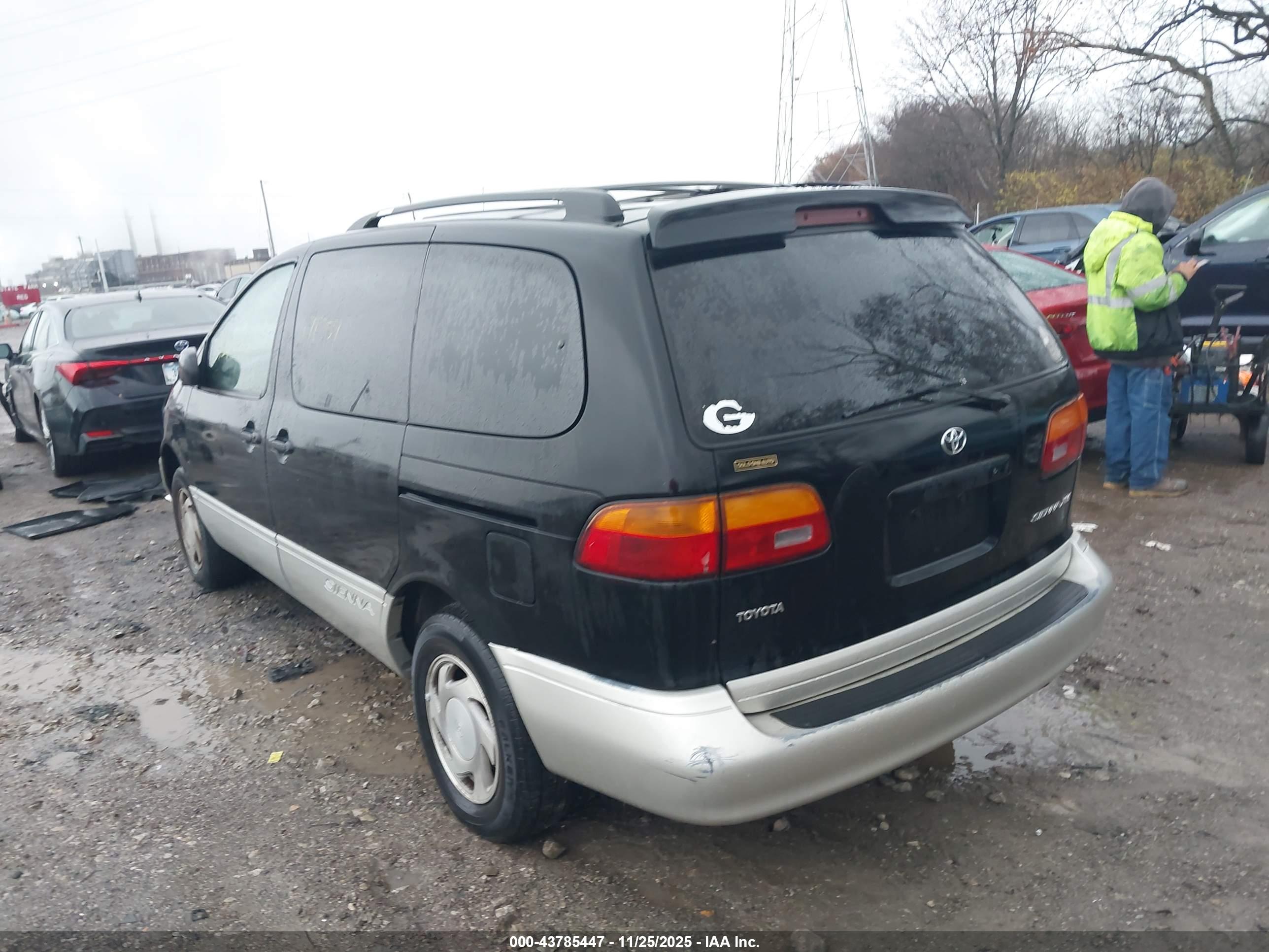 TOYOTA SIENNA image 3