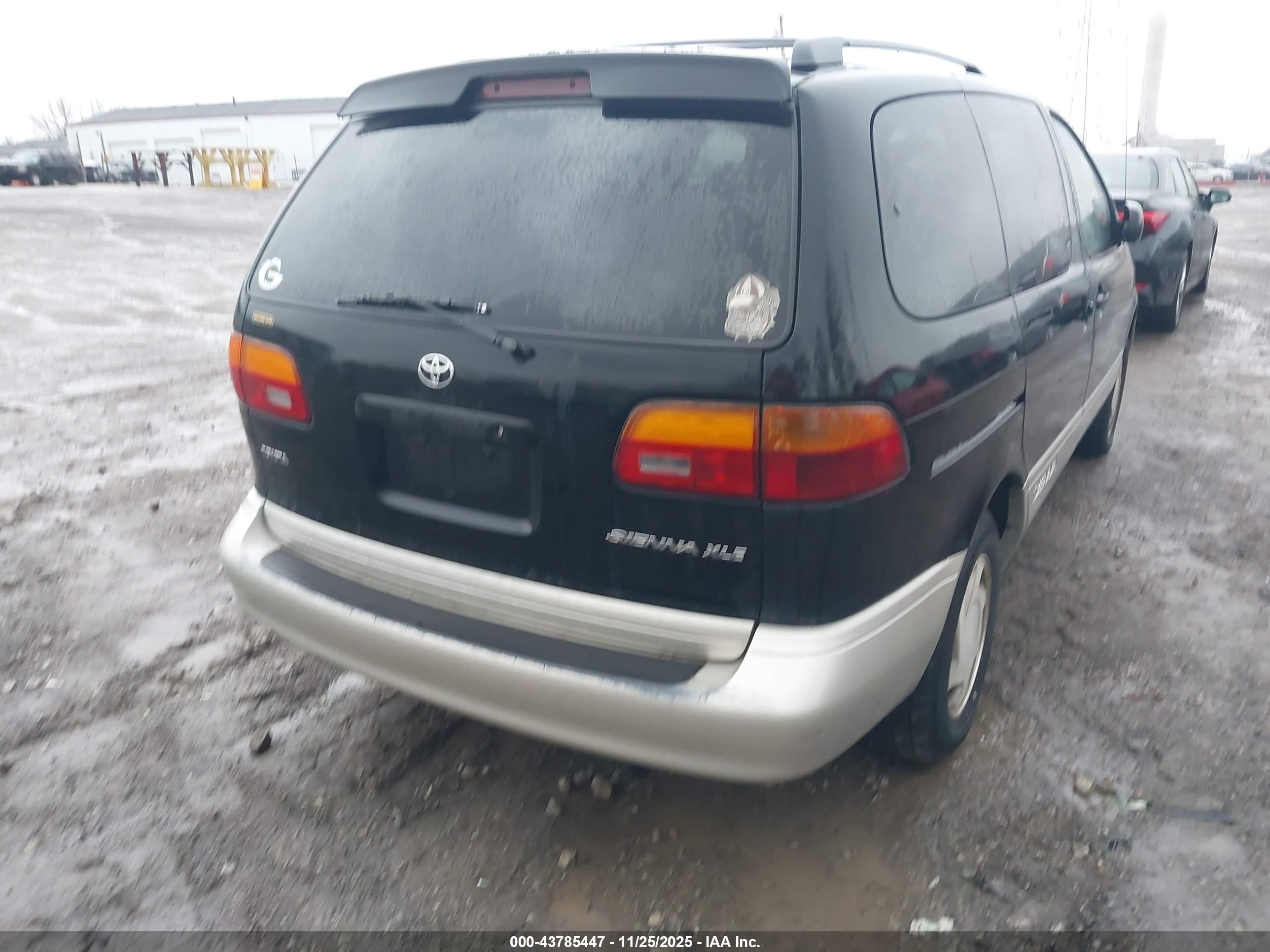 TOYOTA SIENNA image 4