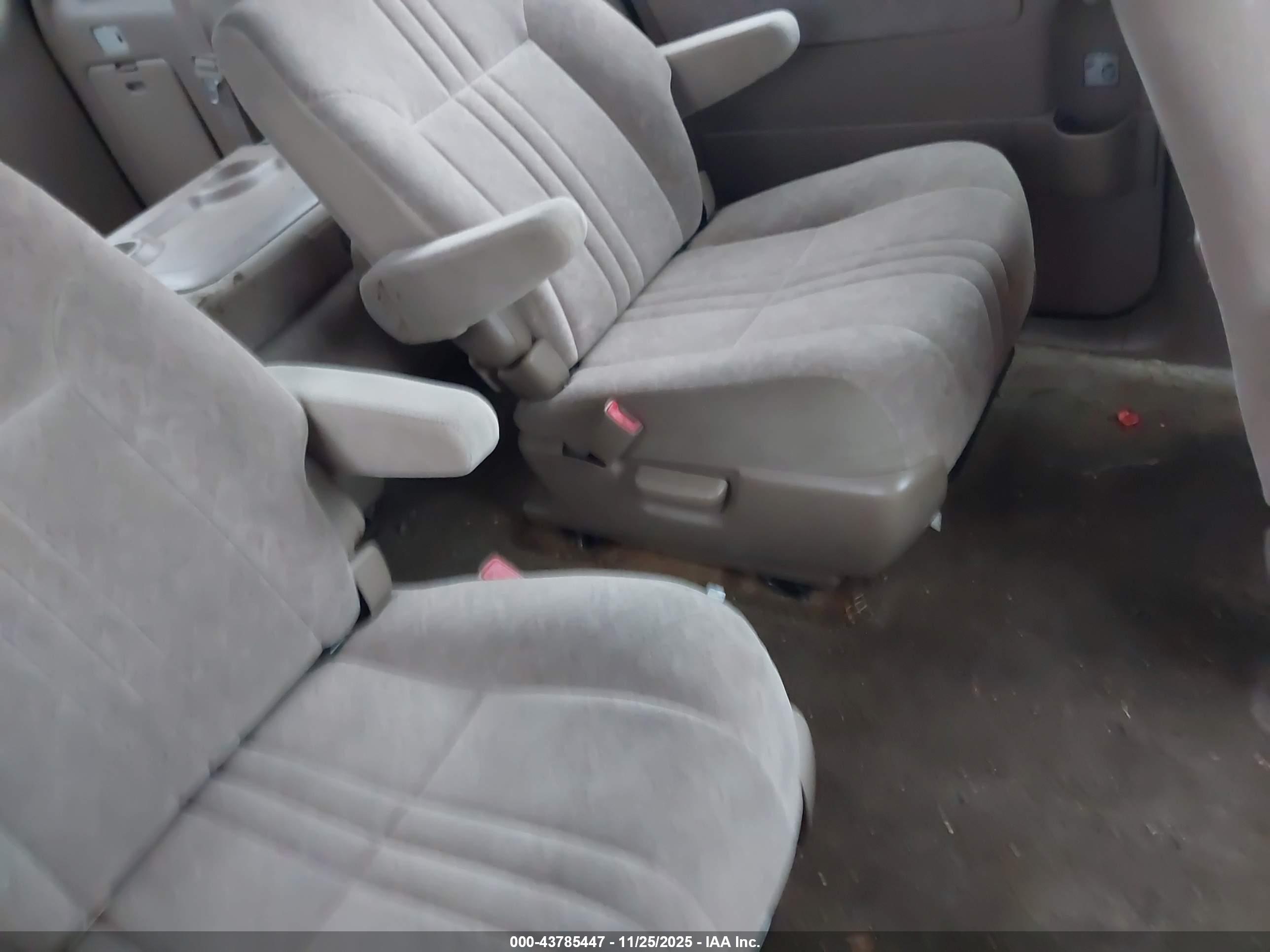TOYOTA SIENNA image 8
