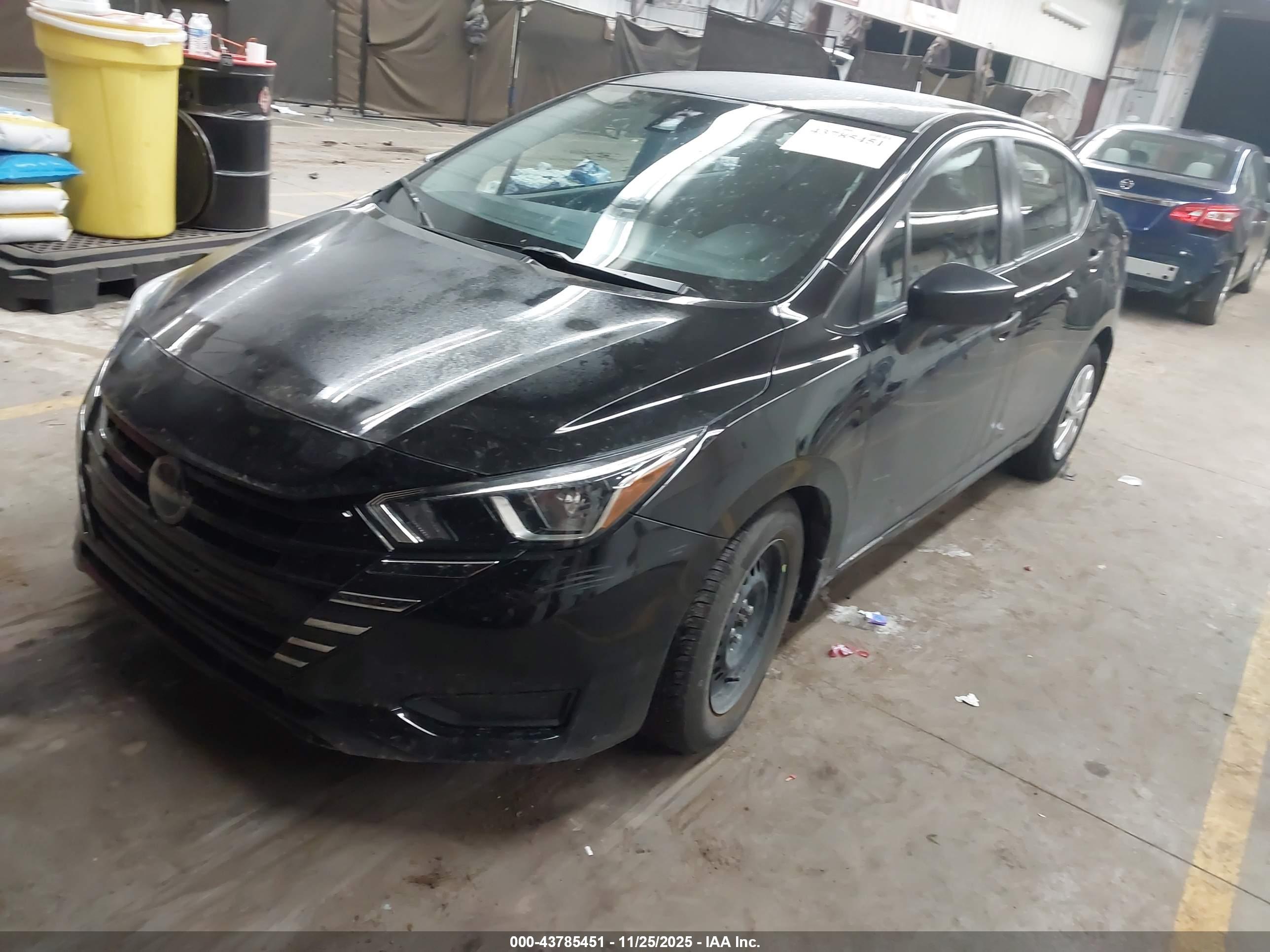NISSAN VERSA image 2