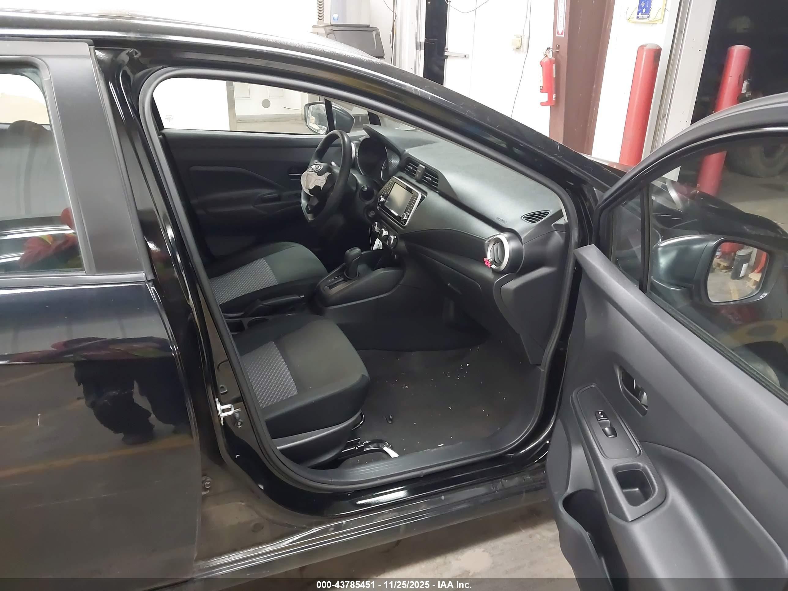 NISSAN VERSA image 5
