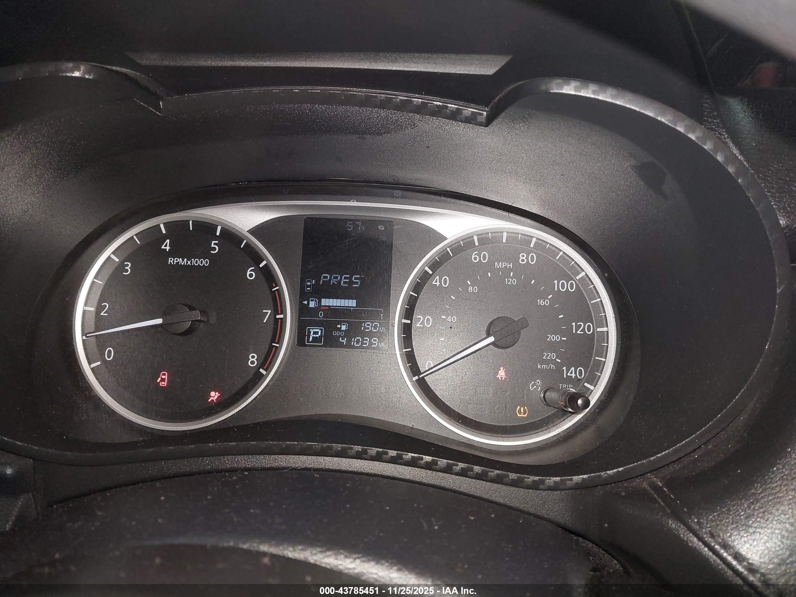 NISSAN VERSA image 7