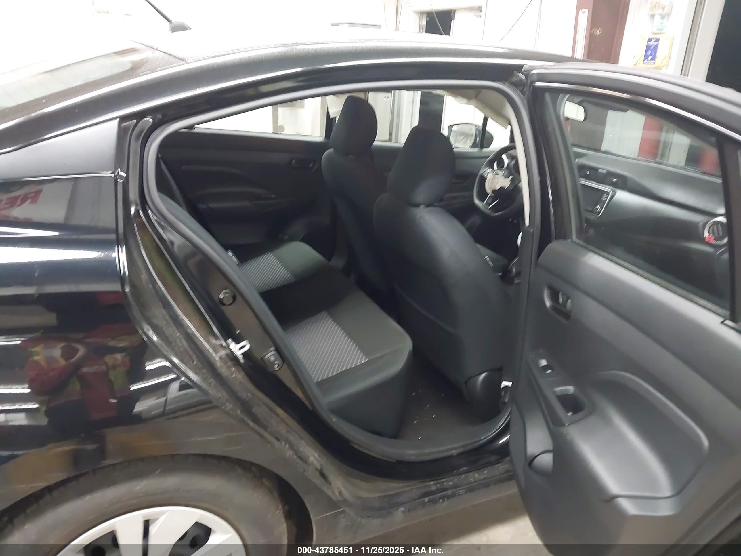 NISSAN VERSA image 8