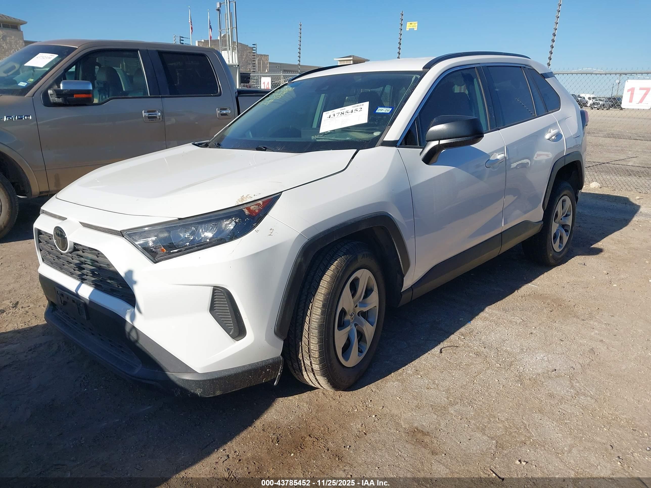 TOYOTA RAV4 image 2