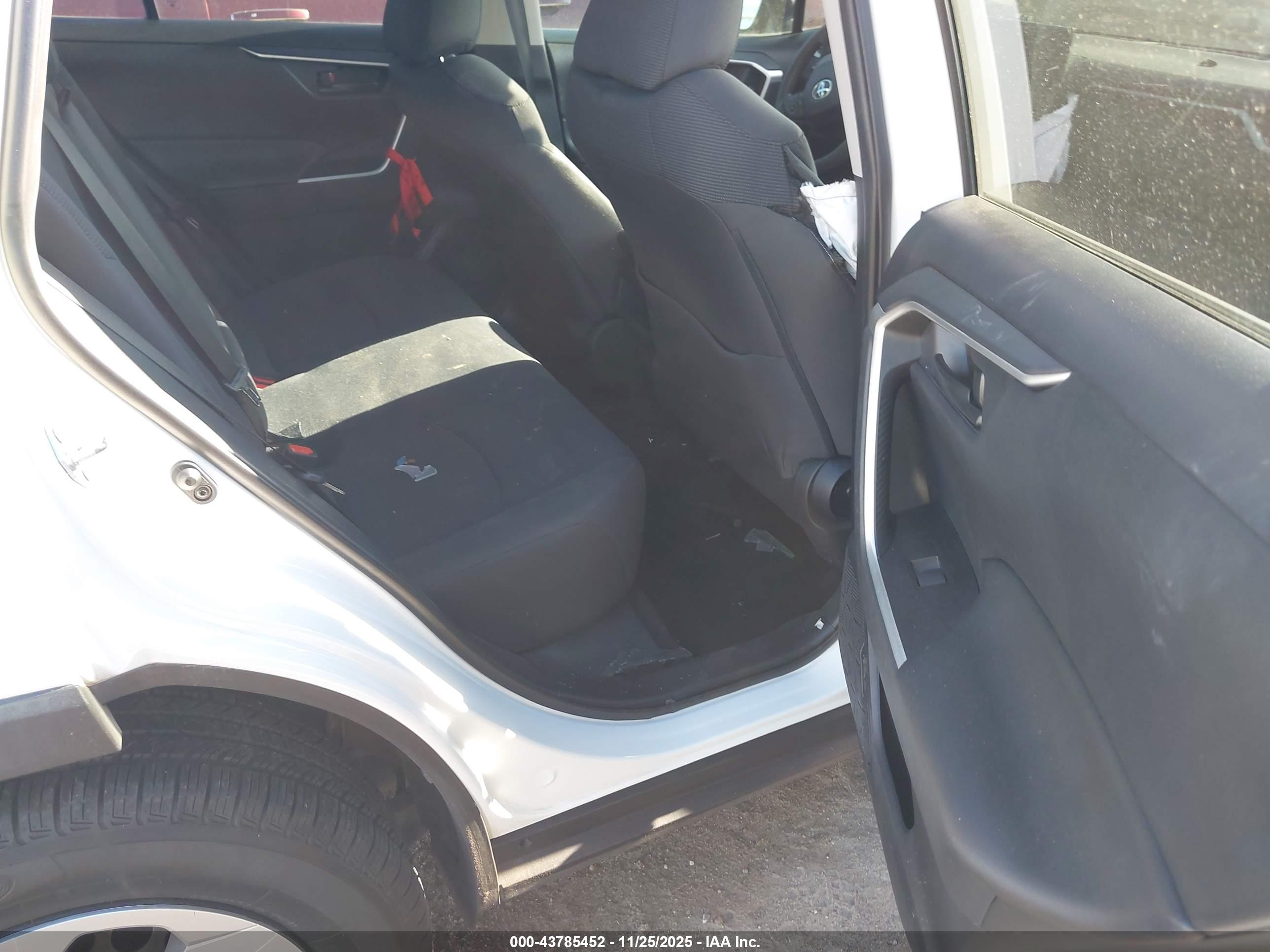 TOYOTA RAV4 image 8