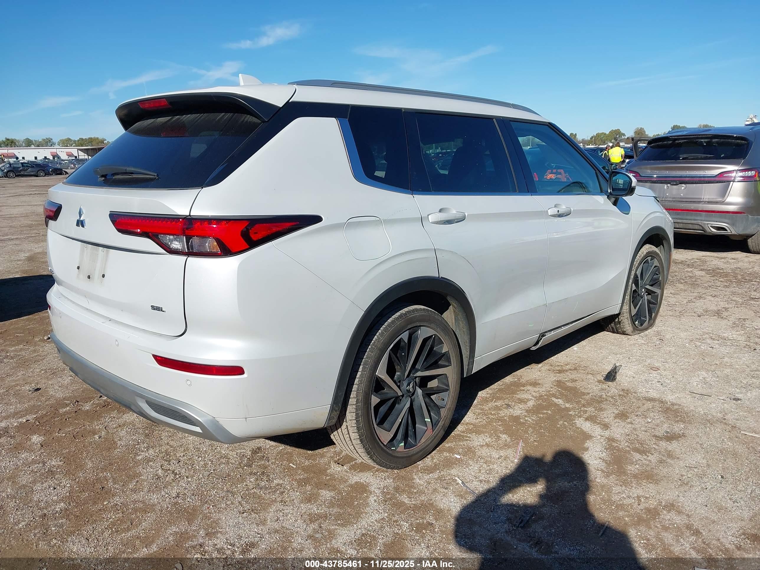 MITSUBISHI OUTLANDER image 4