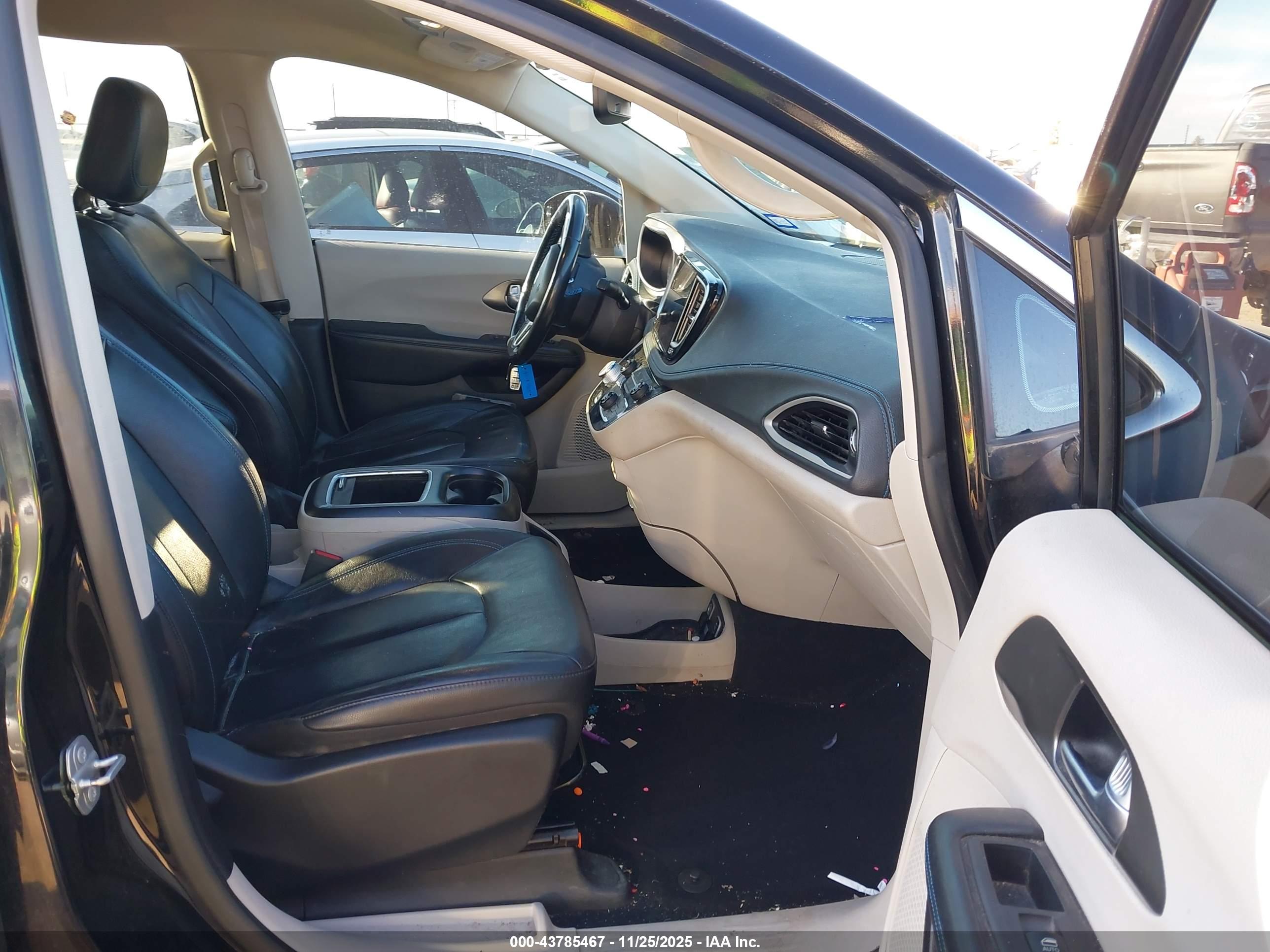 CHRYSLER PACIFICA image 5