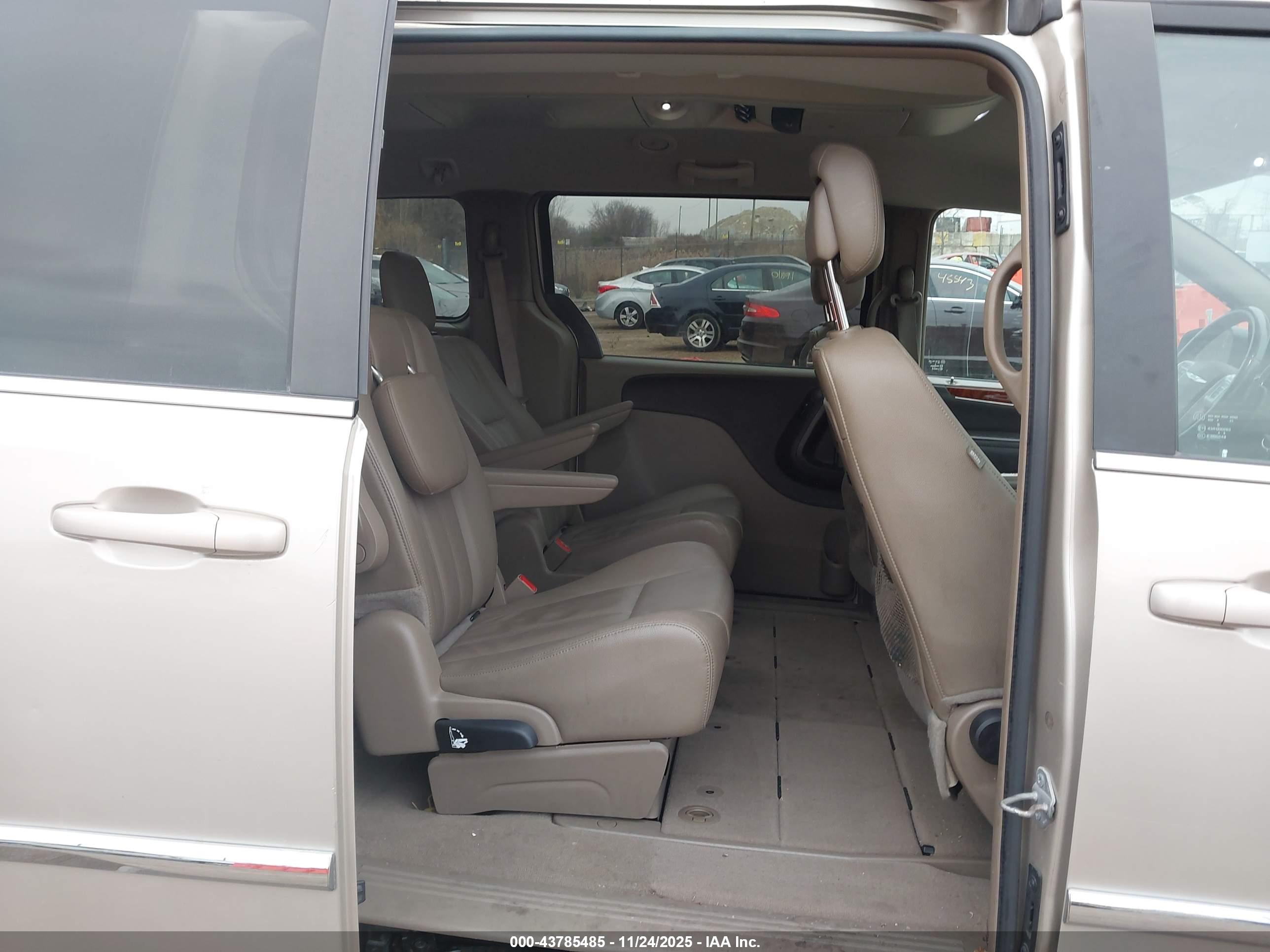 CHRYSLER TOWN image 8
